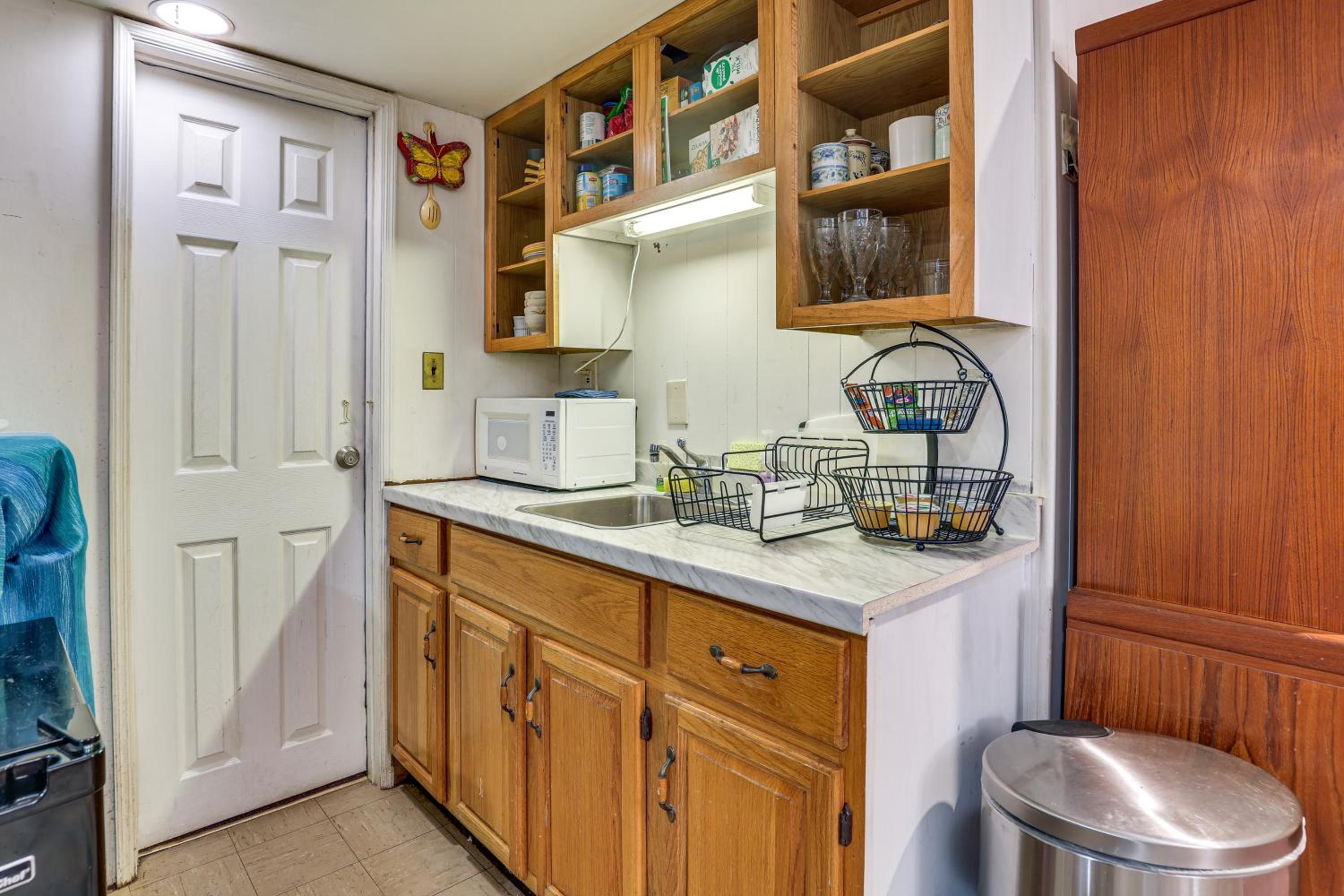 2 Mi to NYC Train WFH-Friendly Greenwich Apt!
