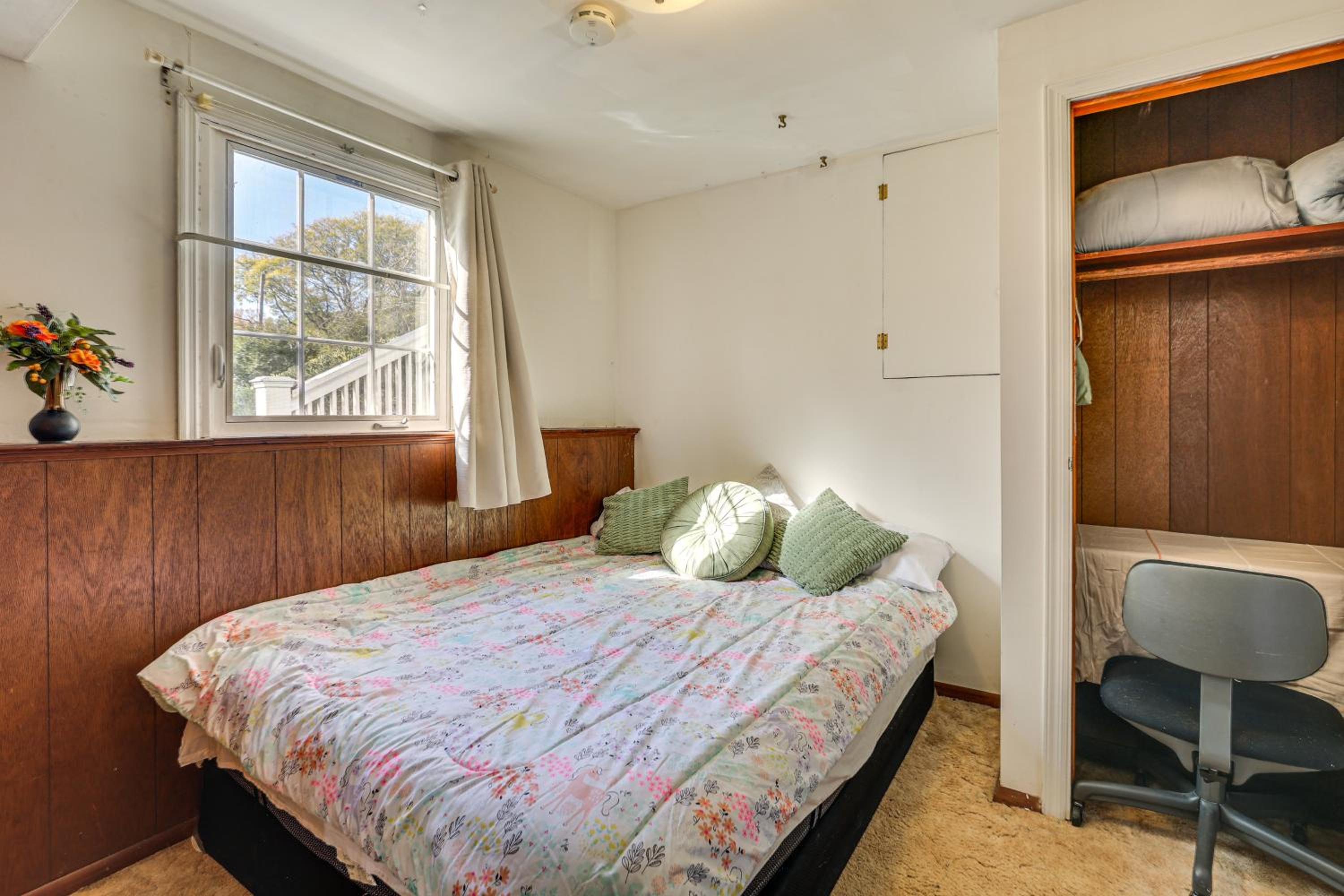 2 Mi to NYC Train WFH-Friendly Greenwich Apt!