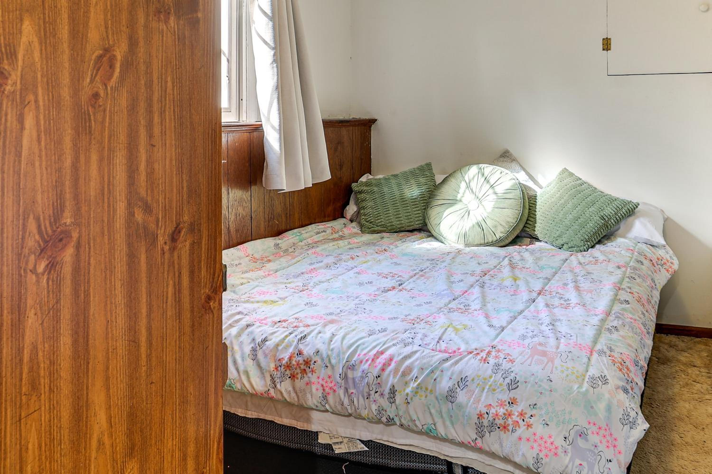 2 Mi to NYC Train WFH-Friendly Greenwich Apt!