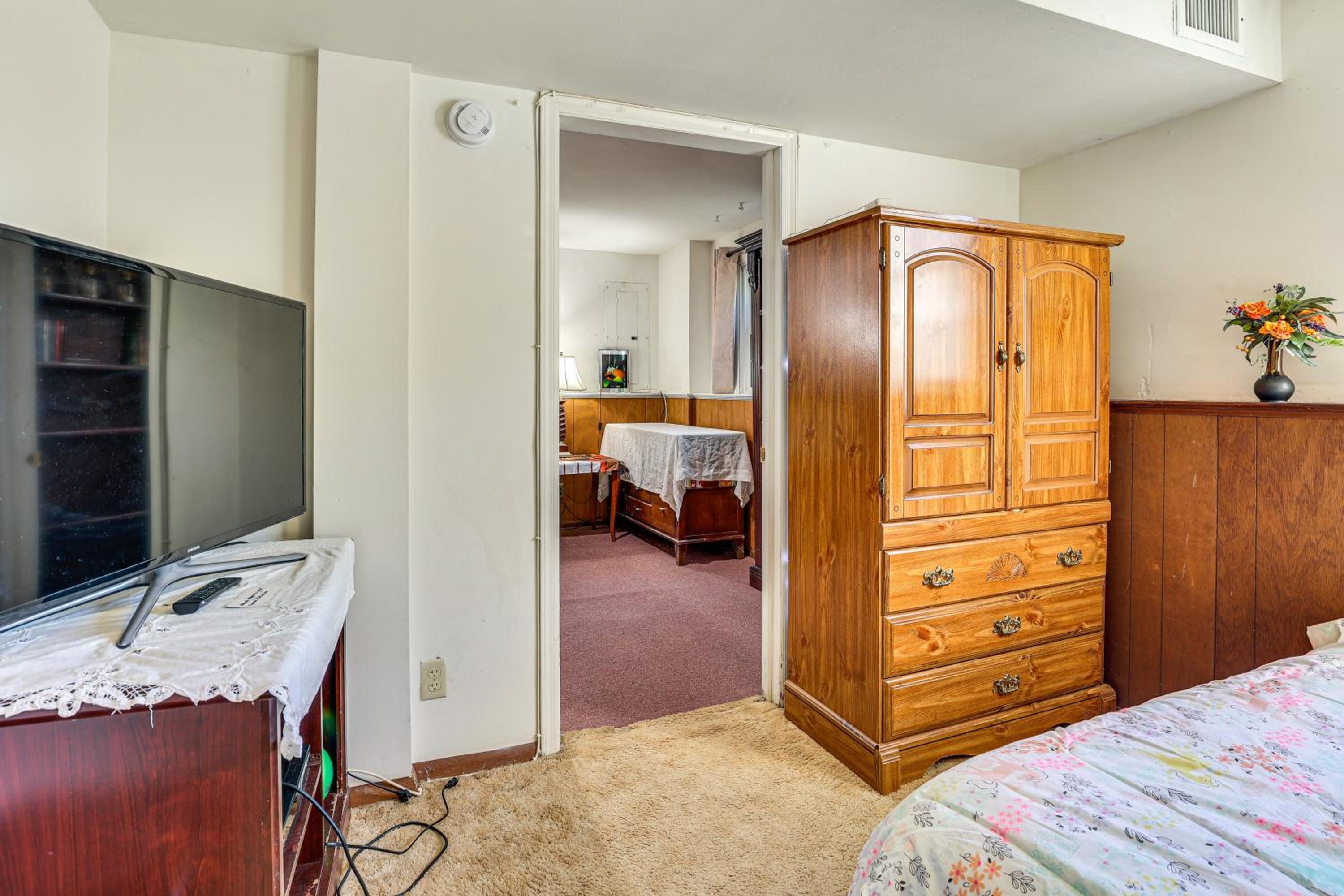 2 Mi to NYC Train WFH-Friendly Greenwich Apt!