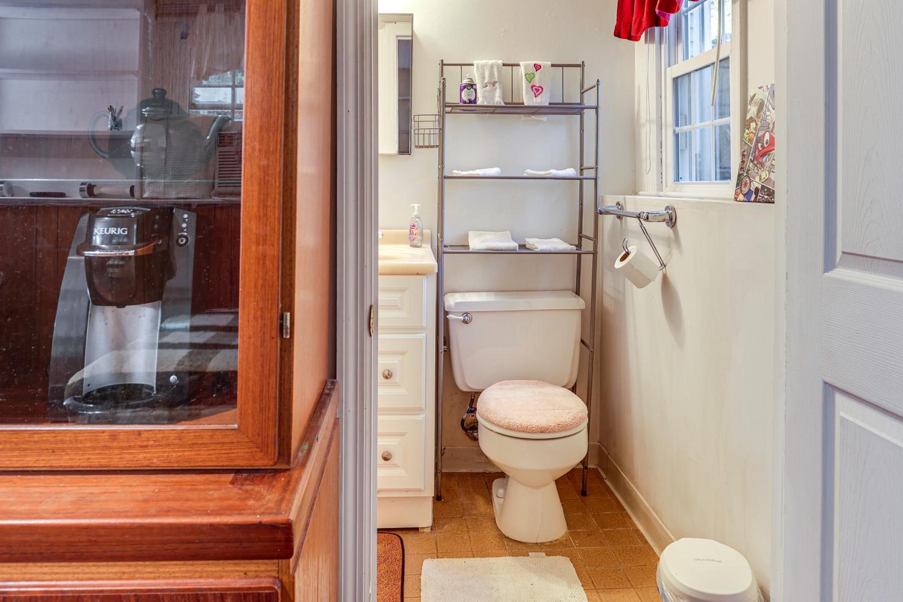 2 Mi to NYC Train WFH-Friendly Greenwich Apt!