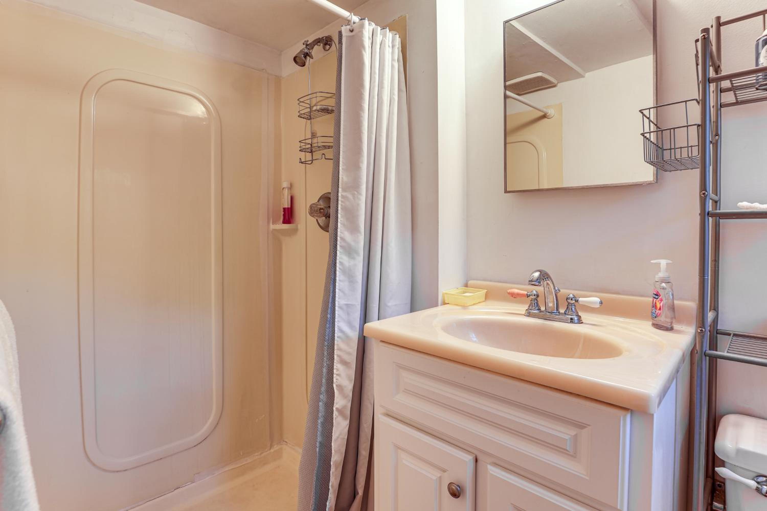 2 Mi to NYC Train WFH-Friendly Greenwich Apt!