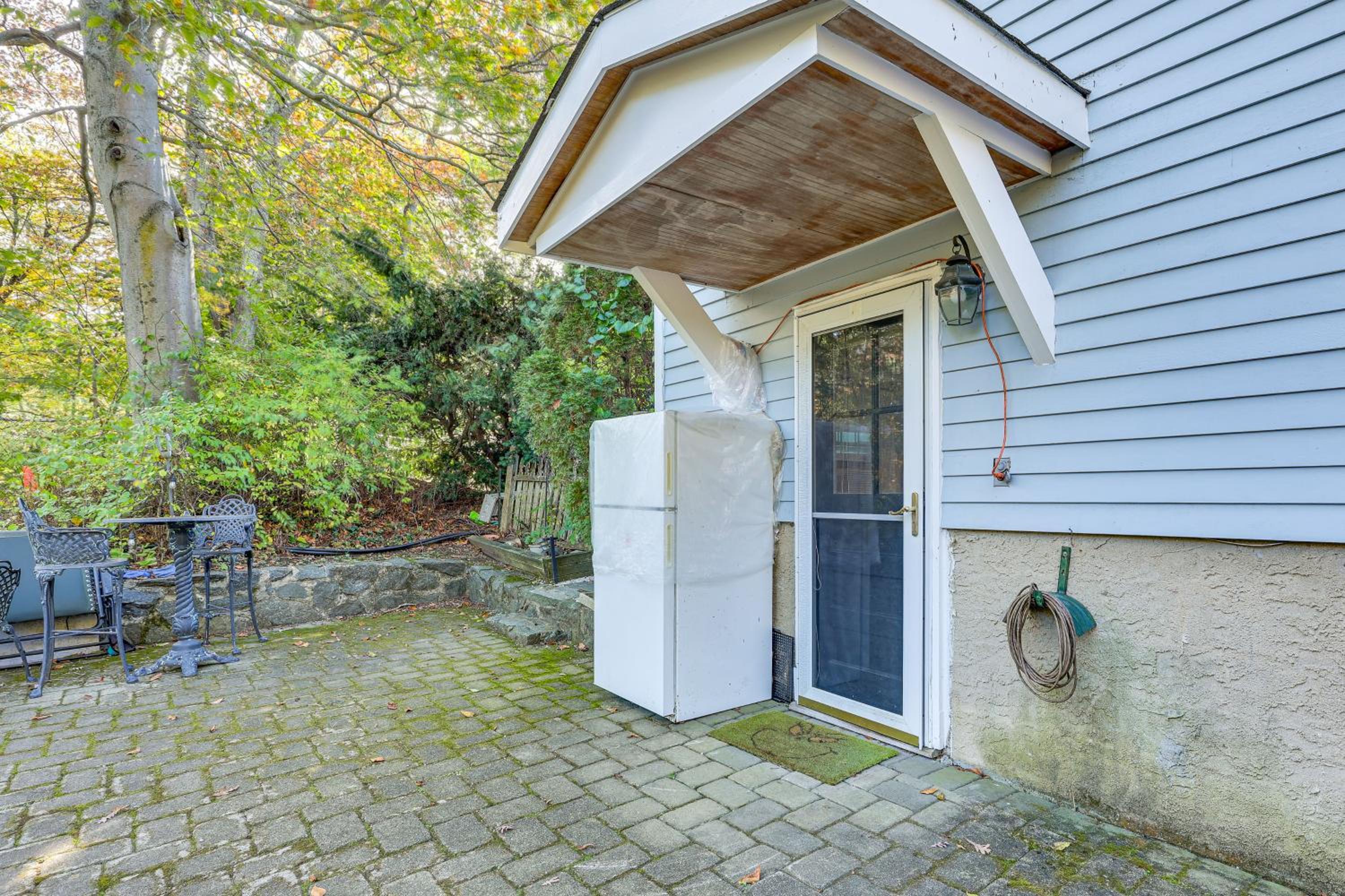 2 Mi to NYC Train WFH-Friendly Greenwich Apt!