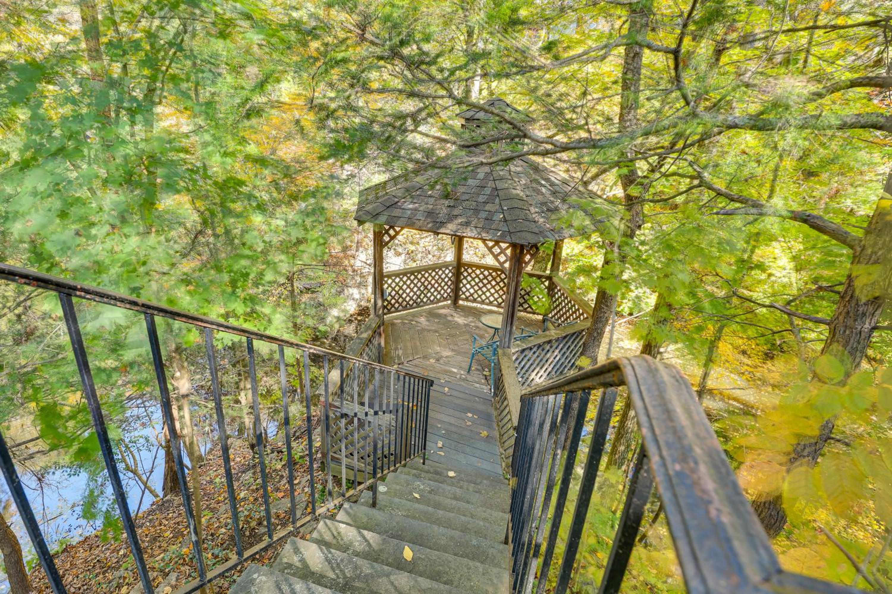 2 Mi to NYC Train WFH-Friendly Greenwich Apt!