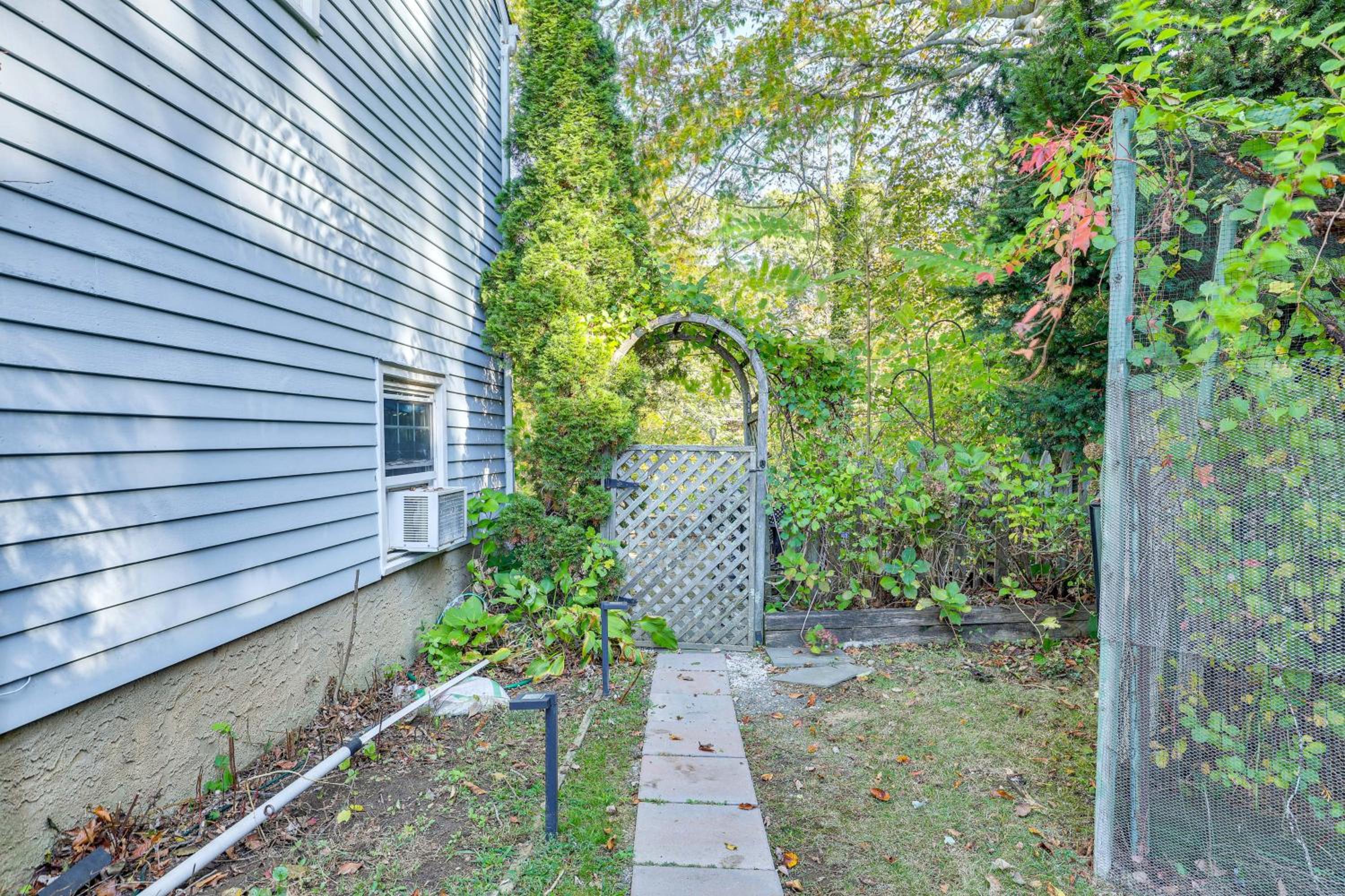 2 Mi to NYC Train WFH-Friendly Greenwich Apt!