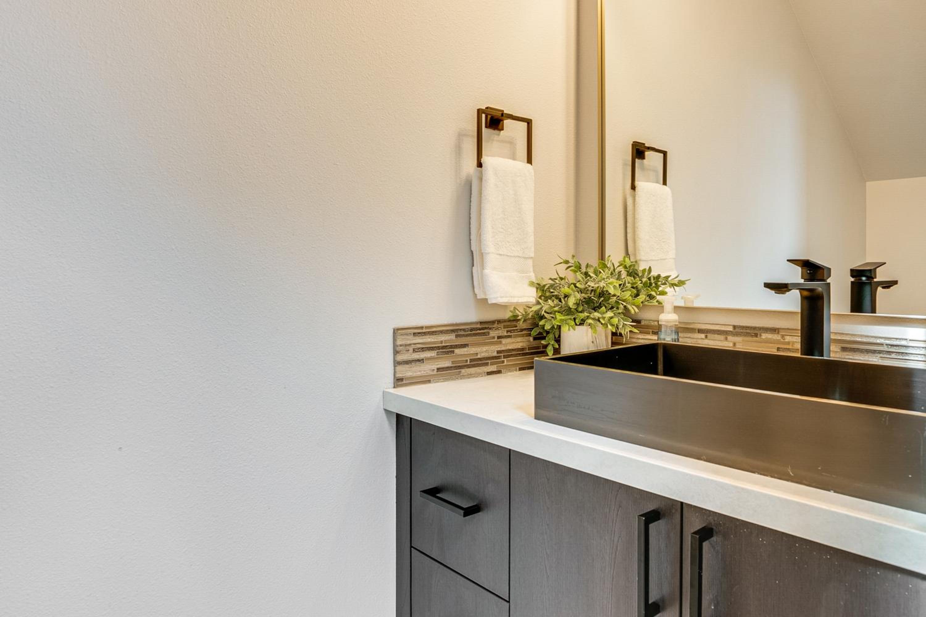 Mod PNW Hub In Seattle Suburbs! Easy Access to I-5