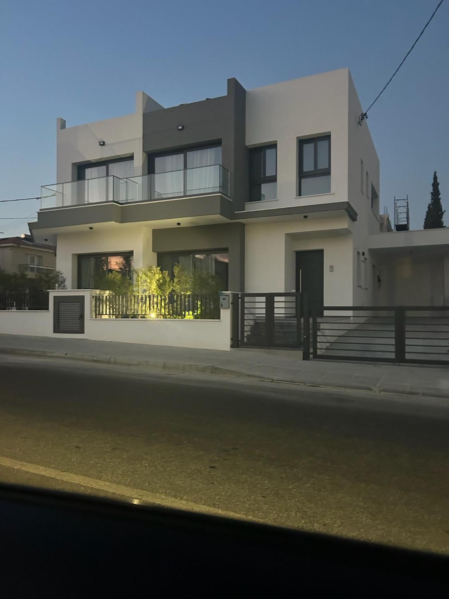 Villa - Sleeps 6 - Near Local Attractions