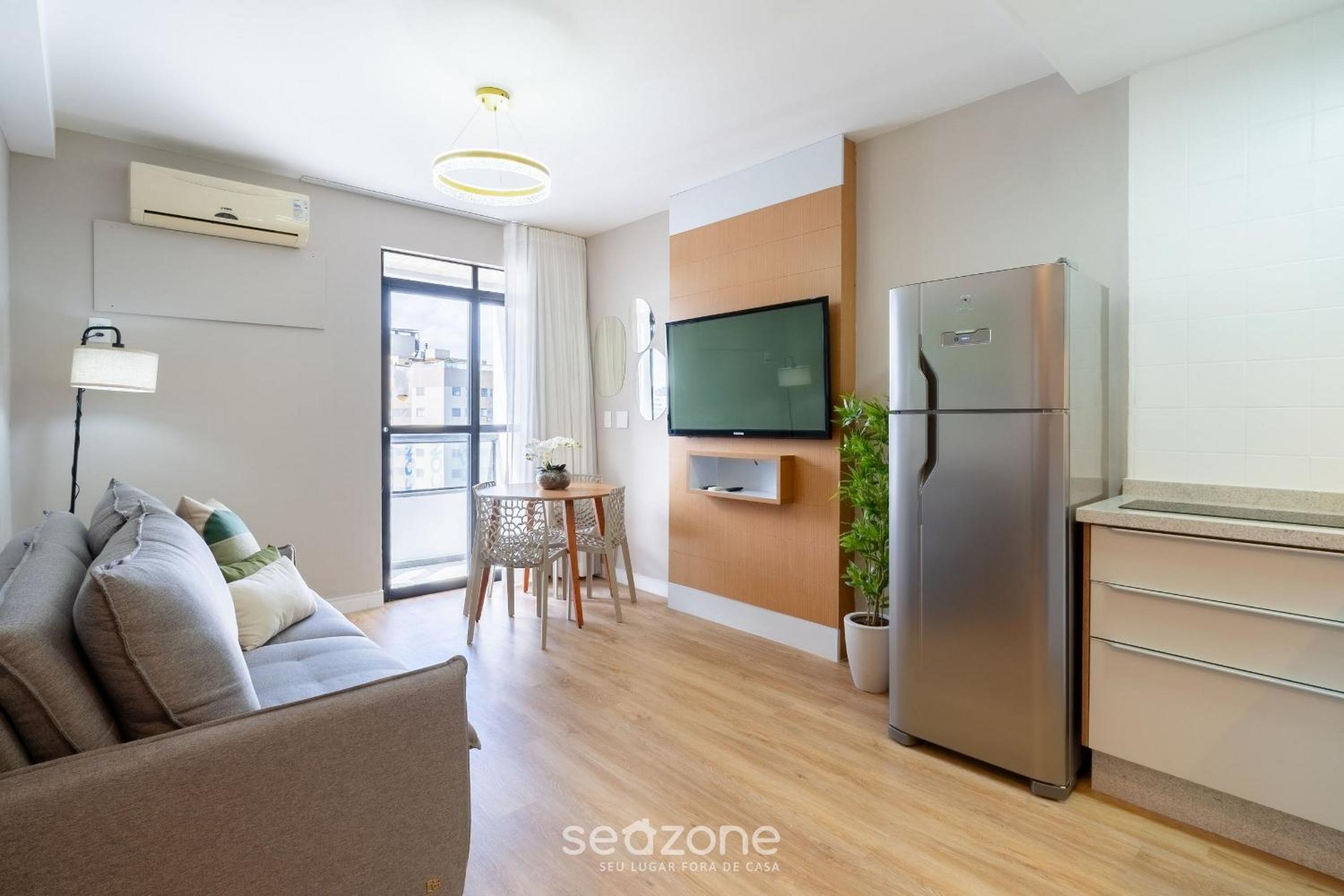 Fully equipped accommodations in a building with pool and gym in downtown Florianópolis - LINs