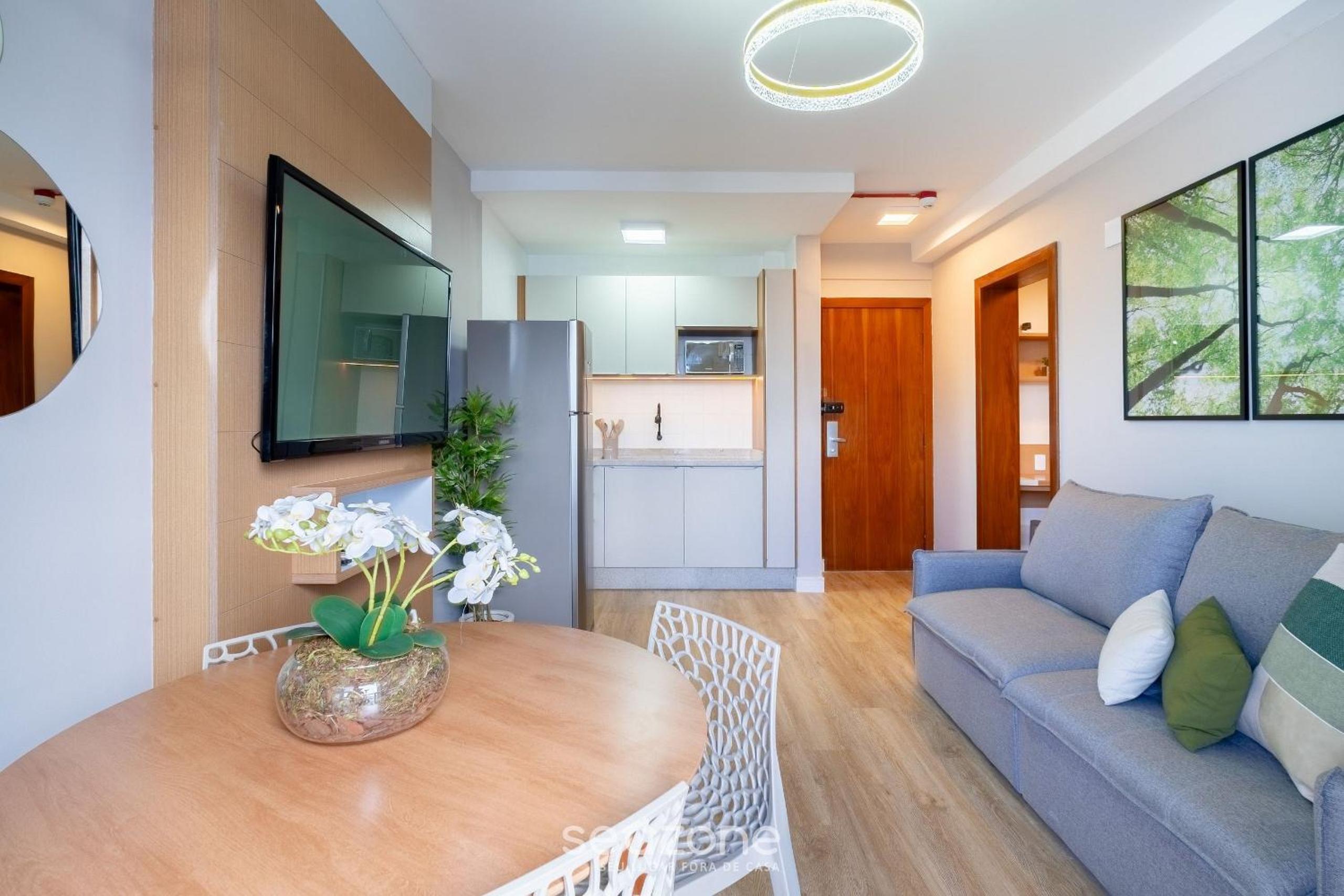 Fully equipped accommodations in a building with pool and gym in downtown Florianópolis - LINs