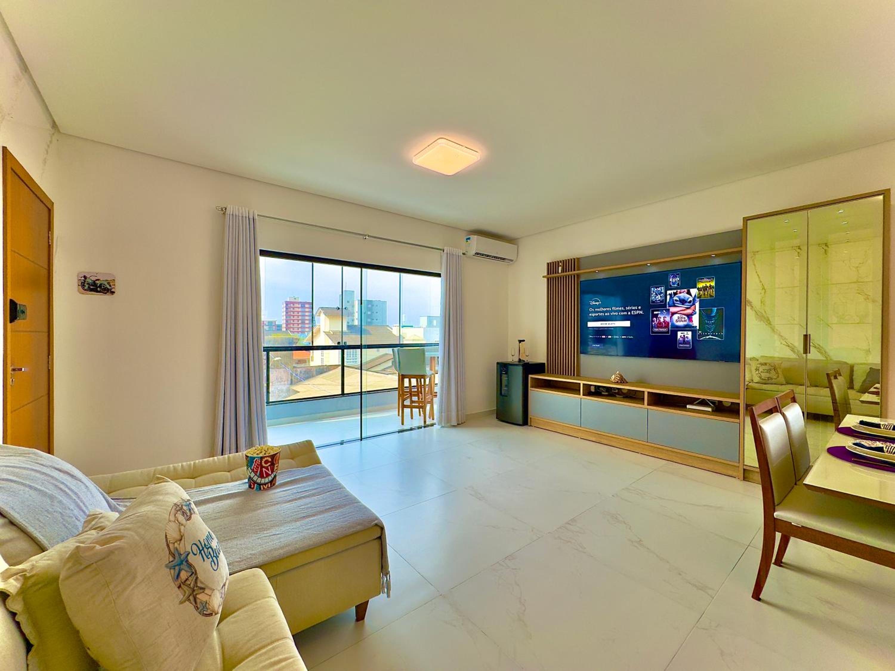 Apartamento Amplo com Vista Mar e Churrasqueira a 50m da Praia em Barra Velha