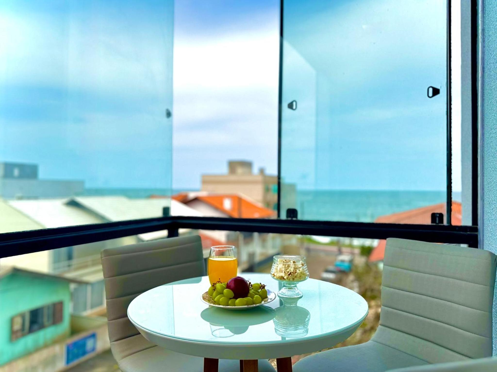 Apartamento Amplo com Vista Mar e Churrasqueira a 50m da Praia em Barra Velha