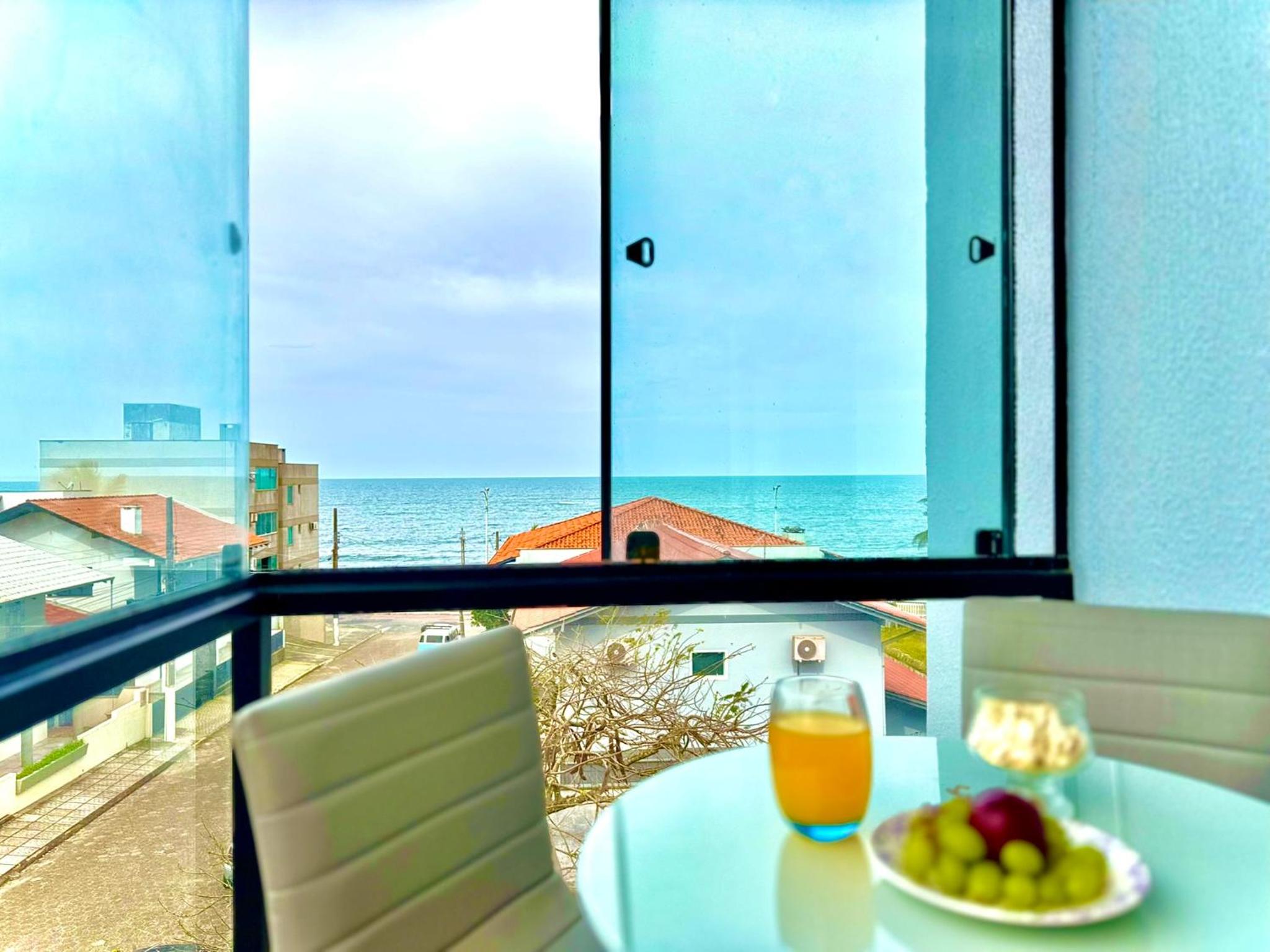 Apartamento Amplo com Vista Mar e Churrasqueira a 50m da Praia em Barra Velha