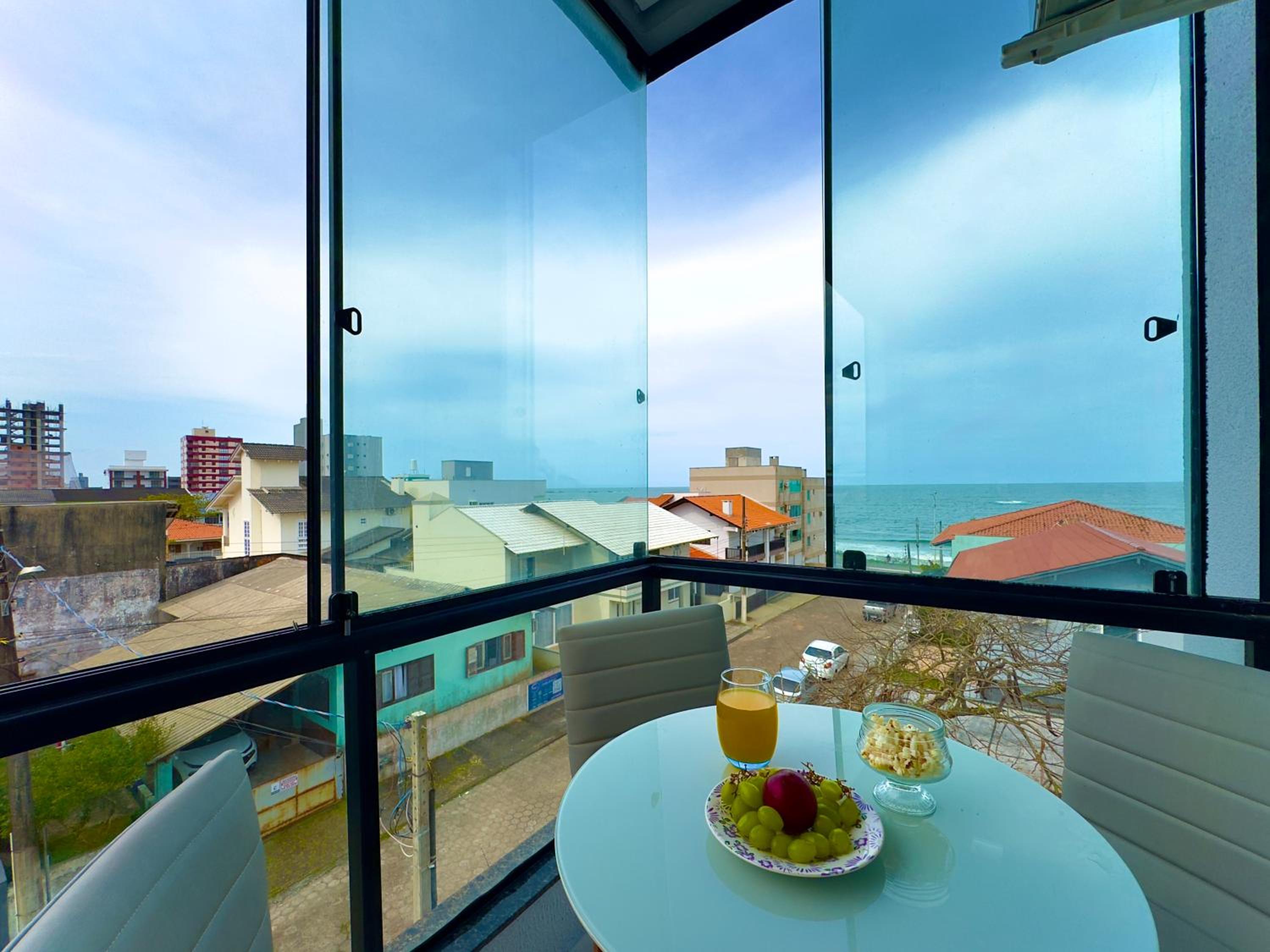 Apartamento Amplo com Vista Mar e Churrasqueira a 50m da Praia em Barra Velha