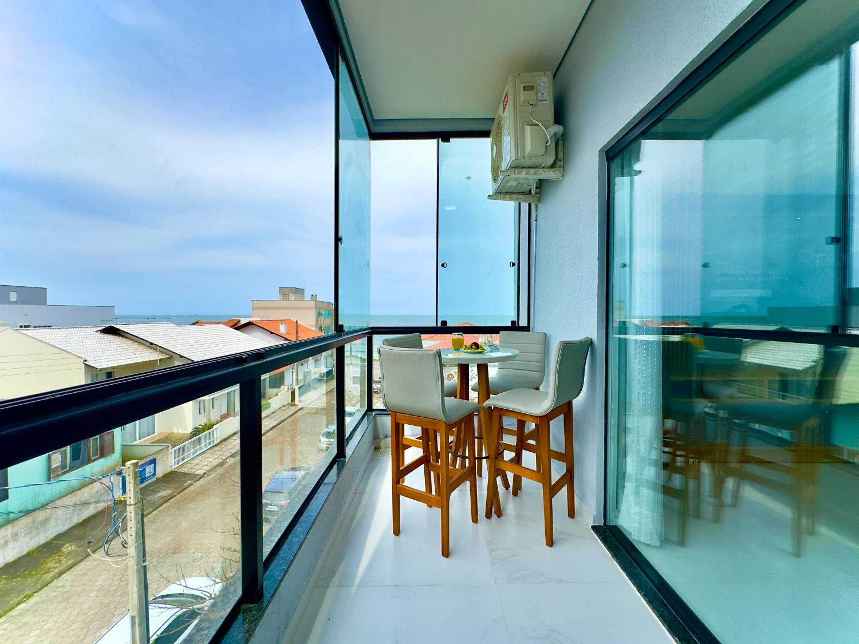 Apartamento Amplo com Vista Mar e Churrasqueira a 50m da Praia em Barra Velha