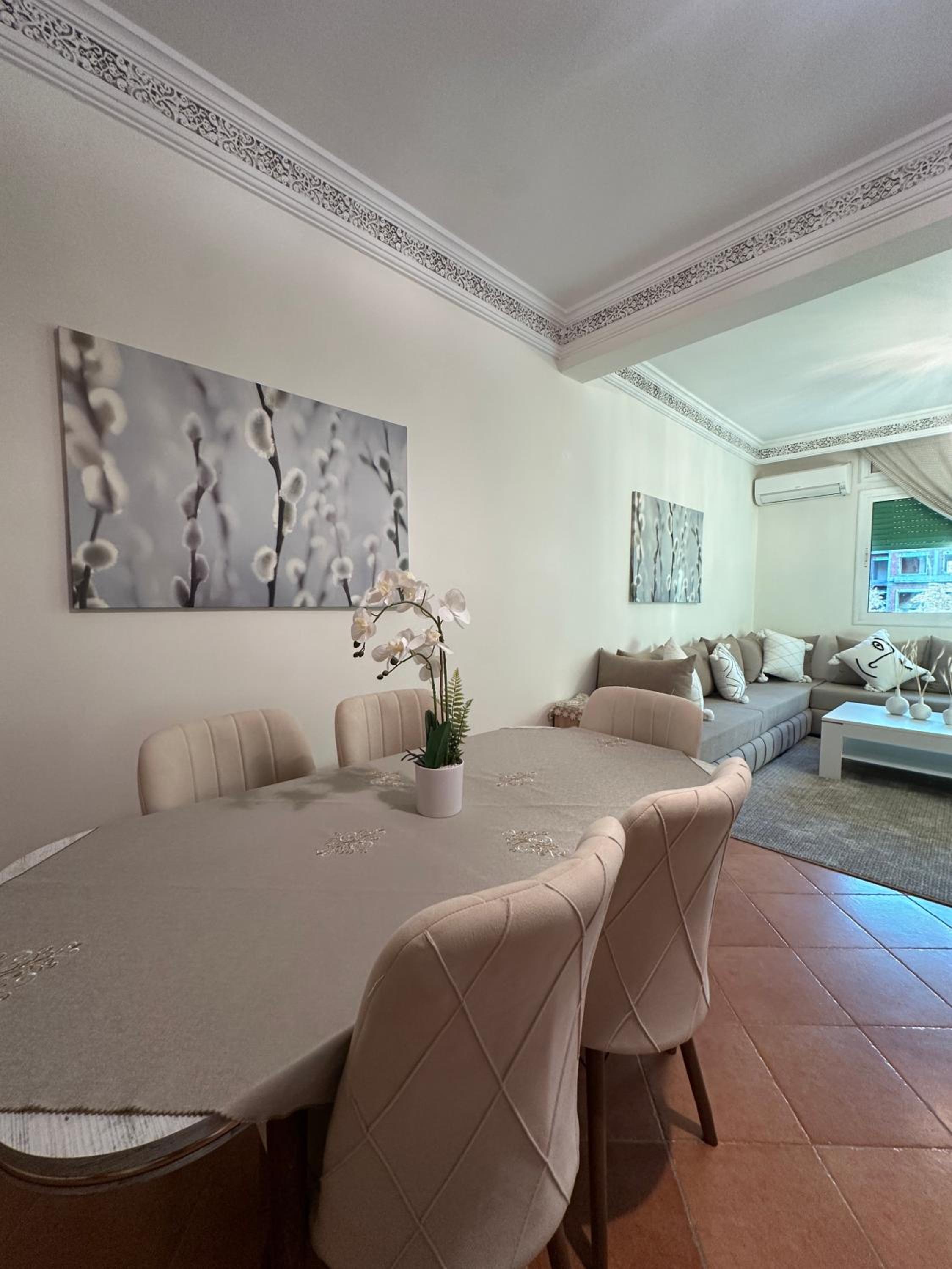 Charming Central 2 Bedroom Apartment with Pool Near Train Station