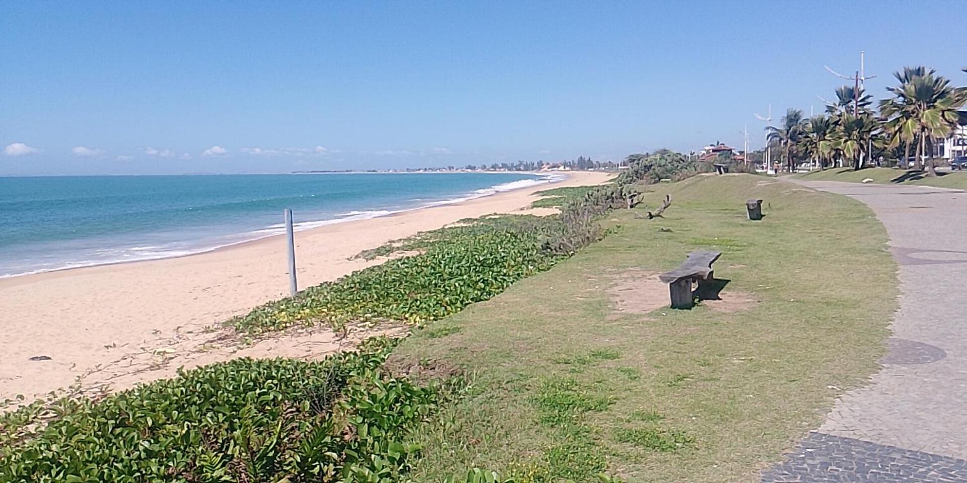 Charmosa Casa de Madeira a 700 metros da praia com estacionamento