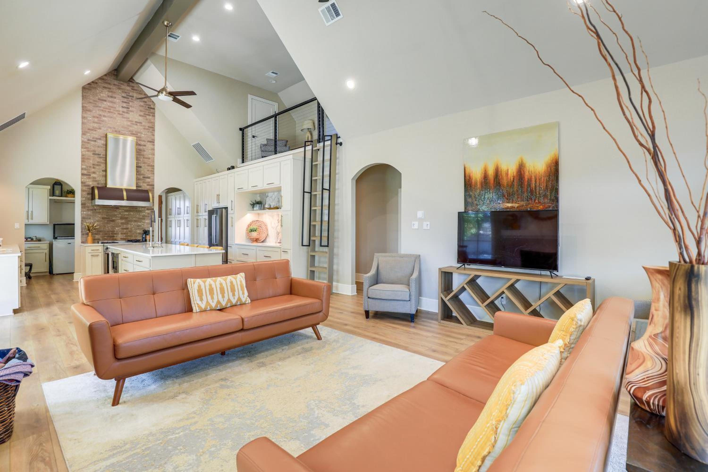 Walk to Shops and Winery! Stylish Dtwn Ovilla Home