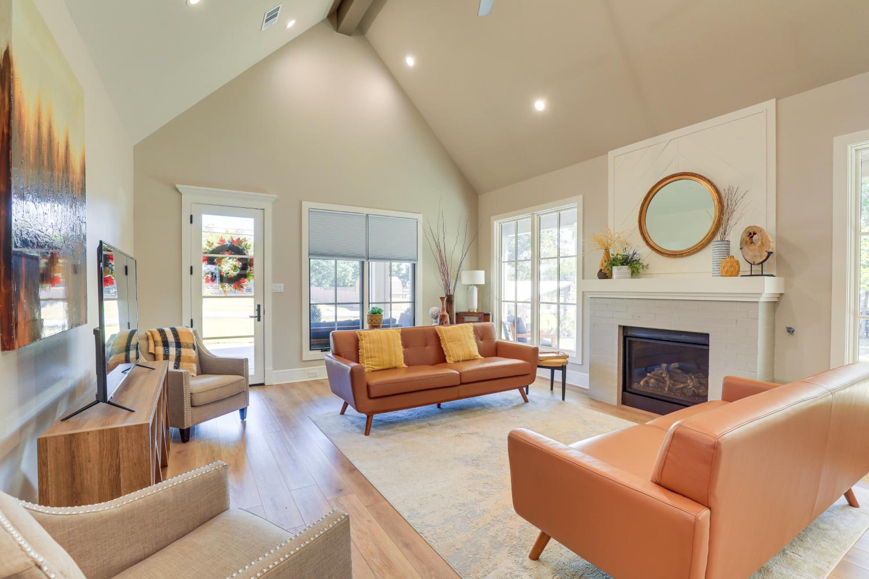 Walk to Shops and Winery! Stylish Dtwn Ovilla Home