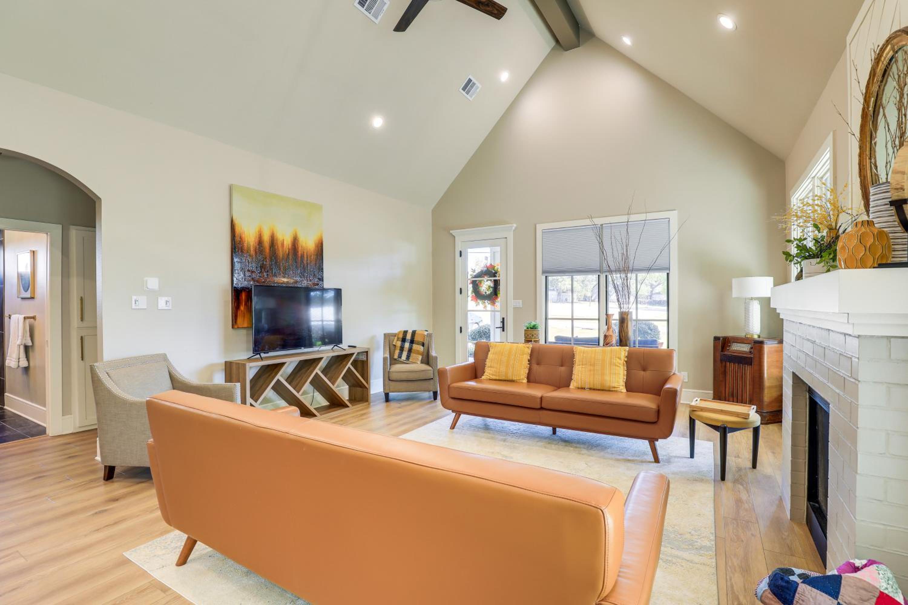 Walk to Shops and Winery! Stylish Dtwn Ovilla Home