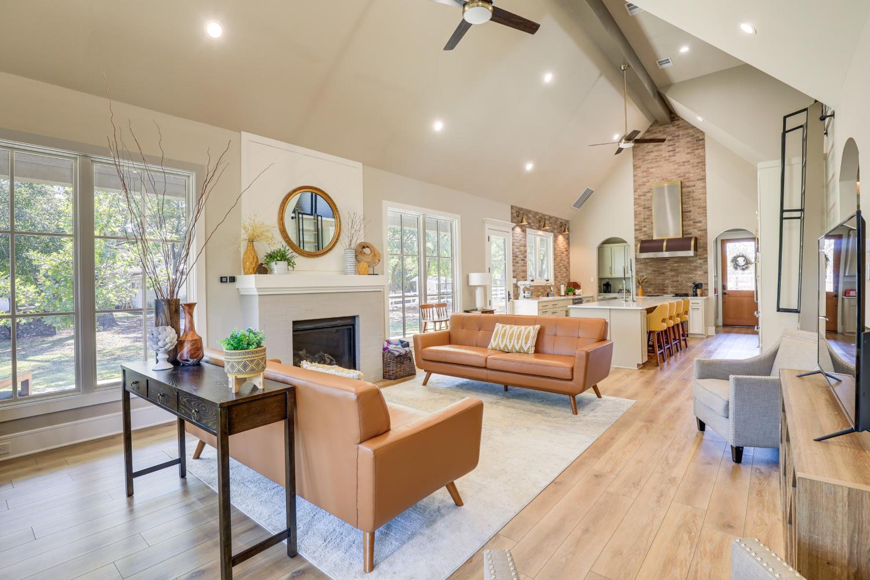 Walk to Shops and Winery! Stylish Dtwn Ovilla Home