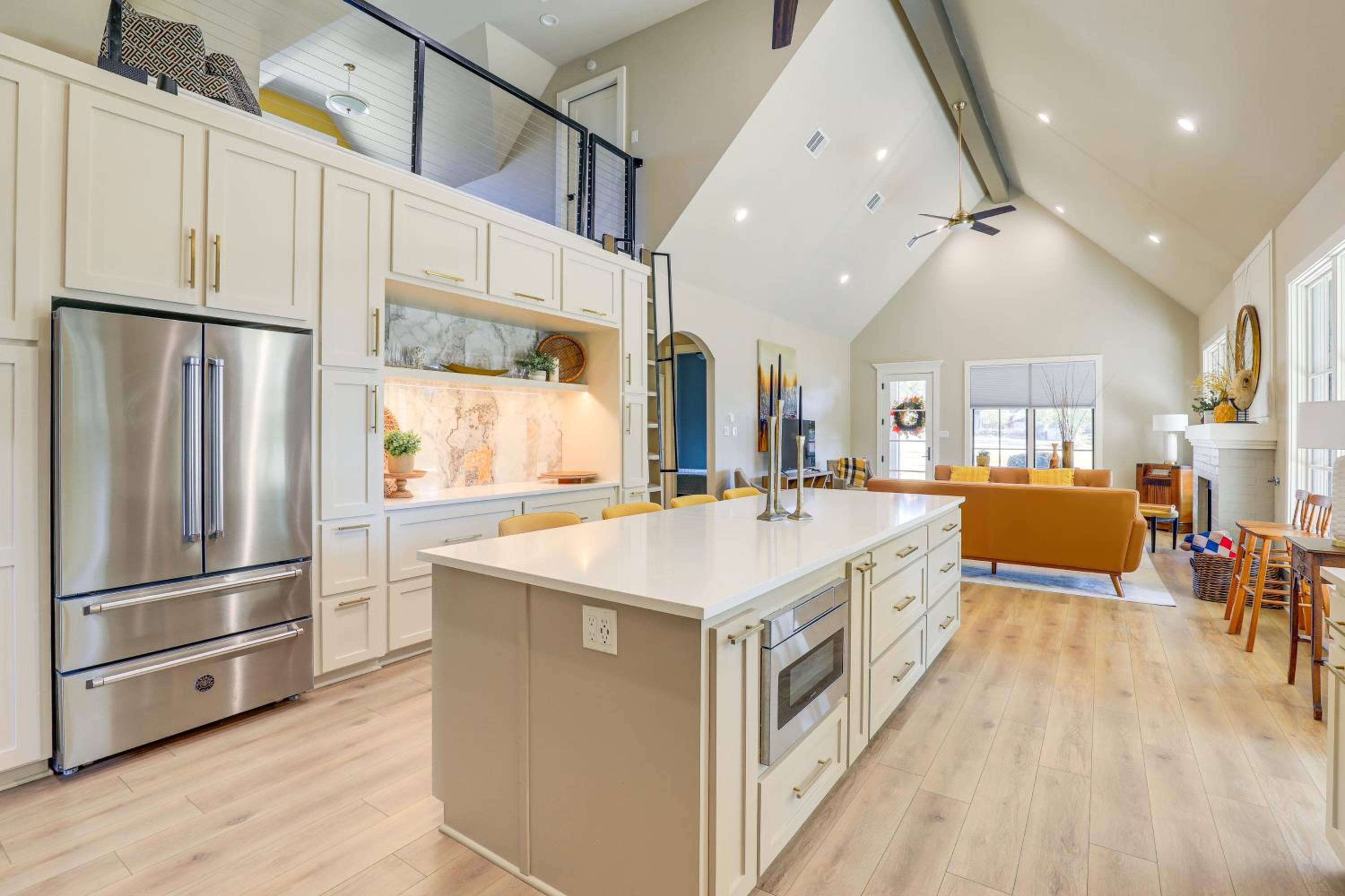 Walk to Shops and Winery! Stylish Dtwn Ovilla Home