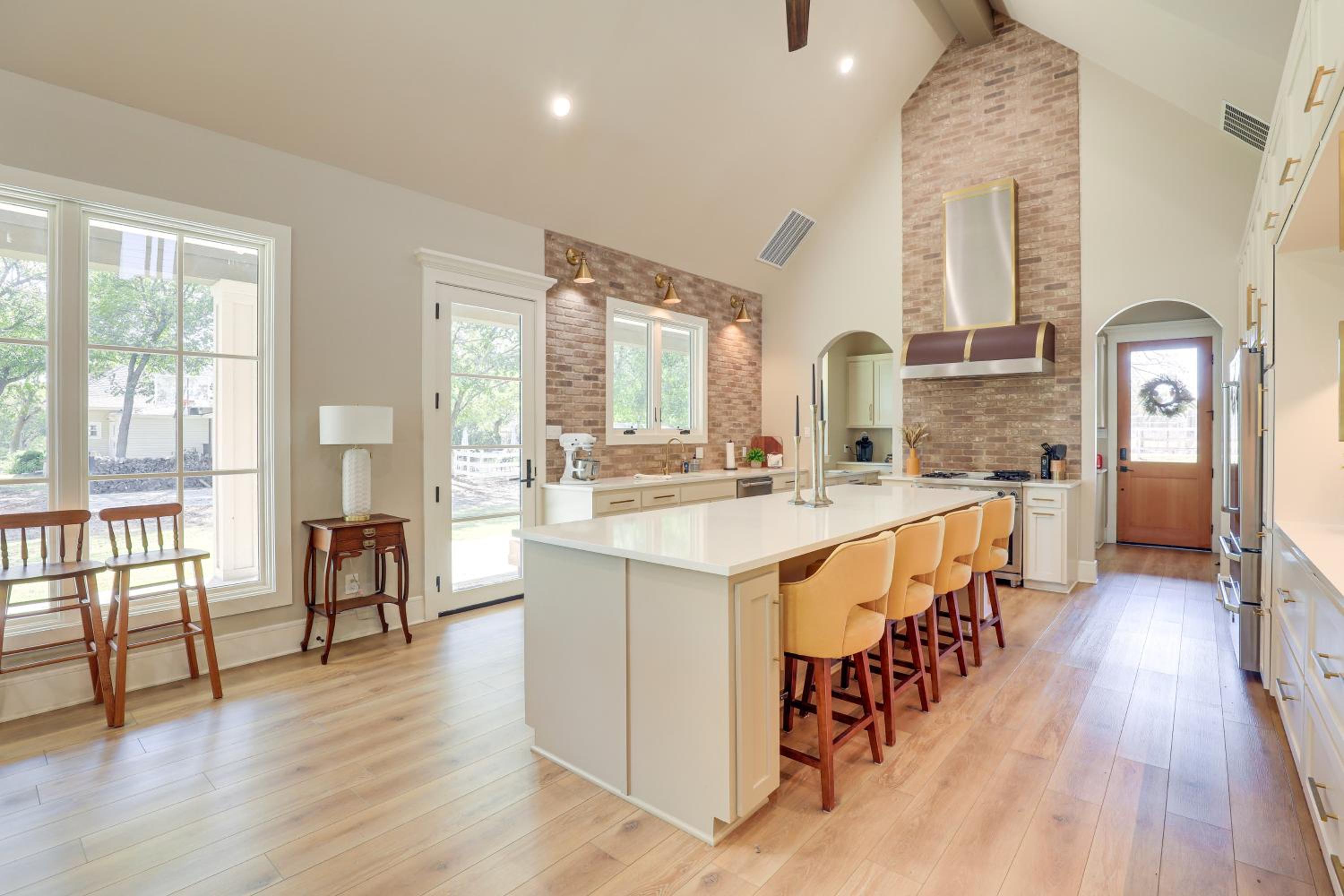 Walk to Shops and Winery! Stylish Dtwn Ovilla Home