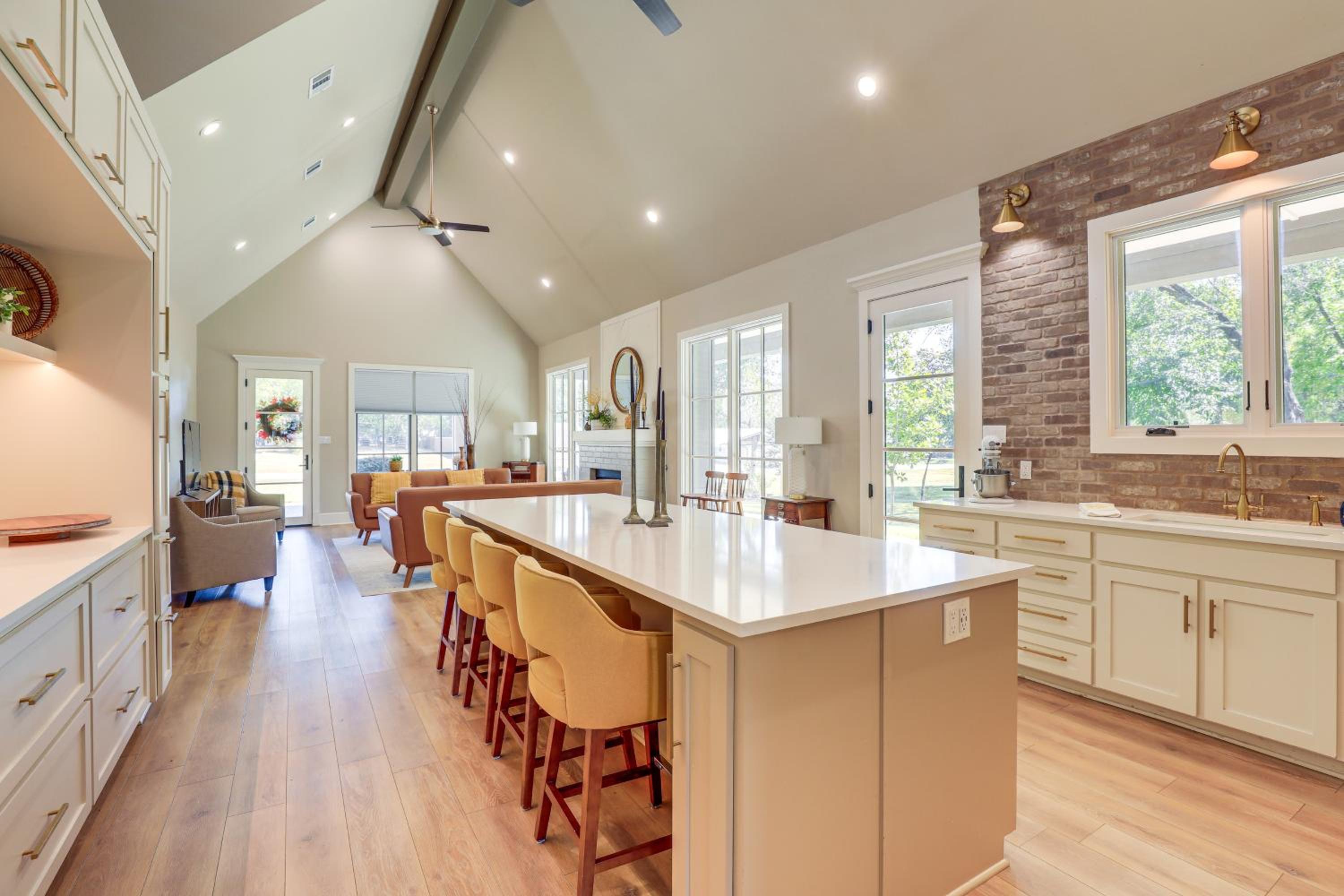 Walk to Shops and Winery! Stylish Dtwn Ovilla Home