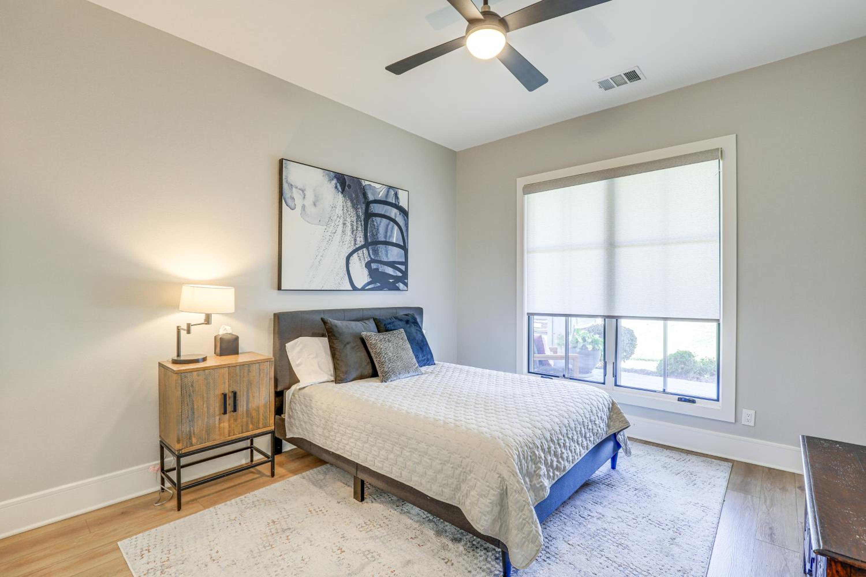 Walk to Shops and Winery! Stylish Dtwn Ovilla Home