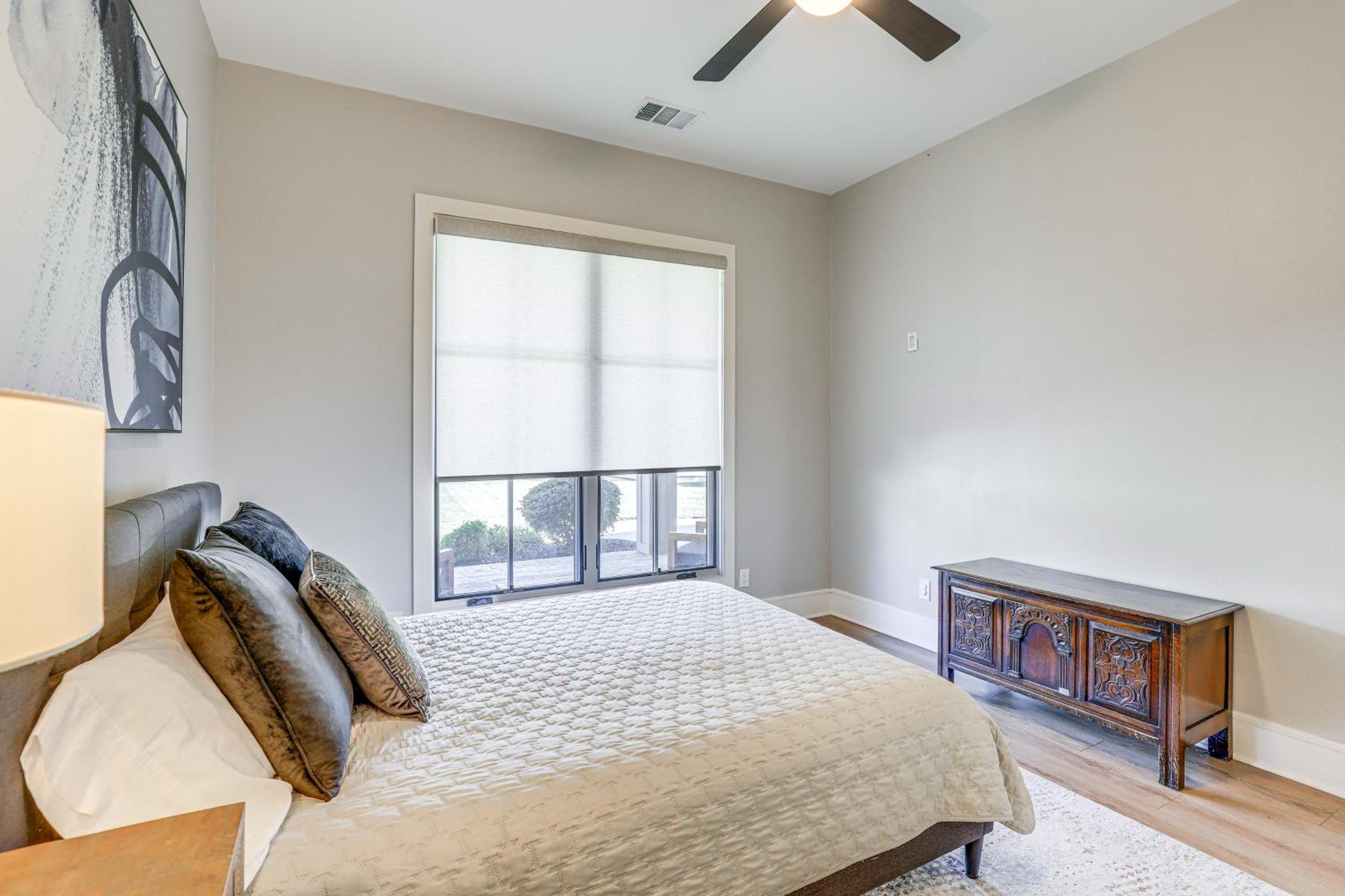 Walk to Shops and Winery! Stylish Dtwn Ovilla Home