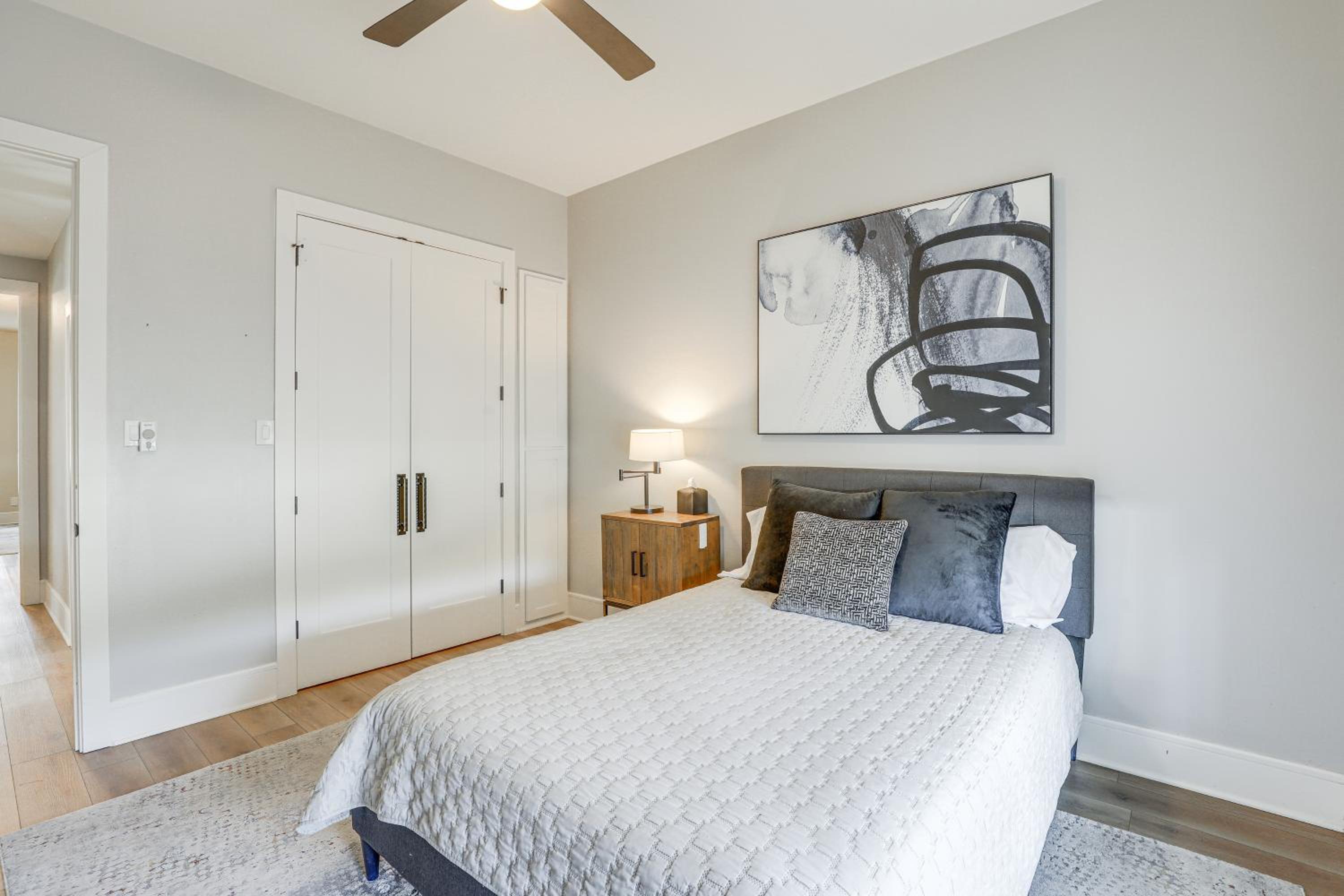 Walk to Shops and Winery! Stylish Dtwn Ovilla Home