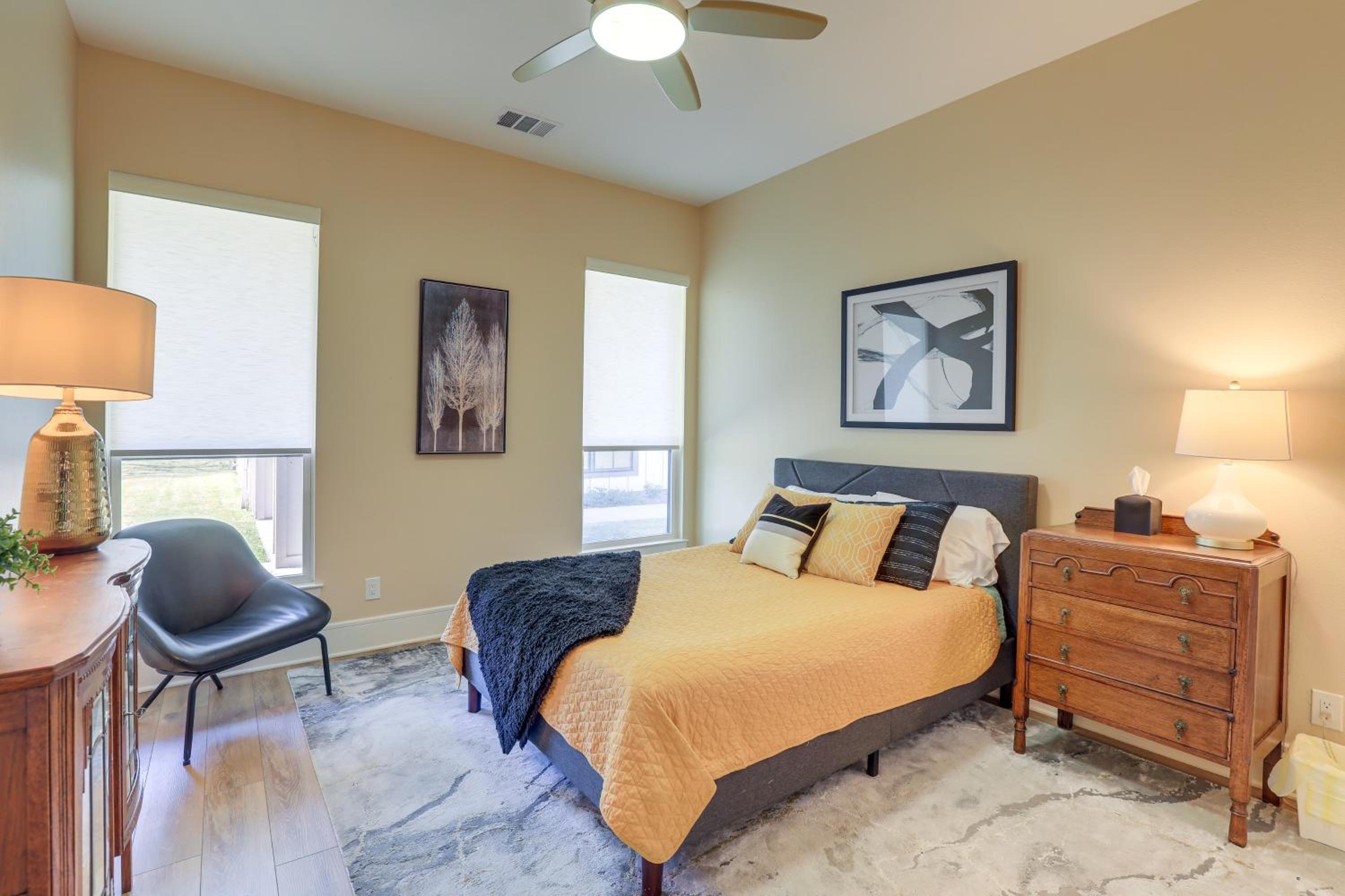 Walk to Shops and Winery! Stylish Dtwn Ovilla Home