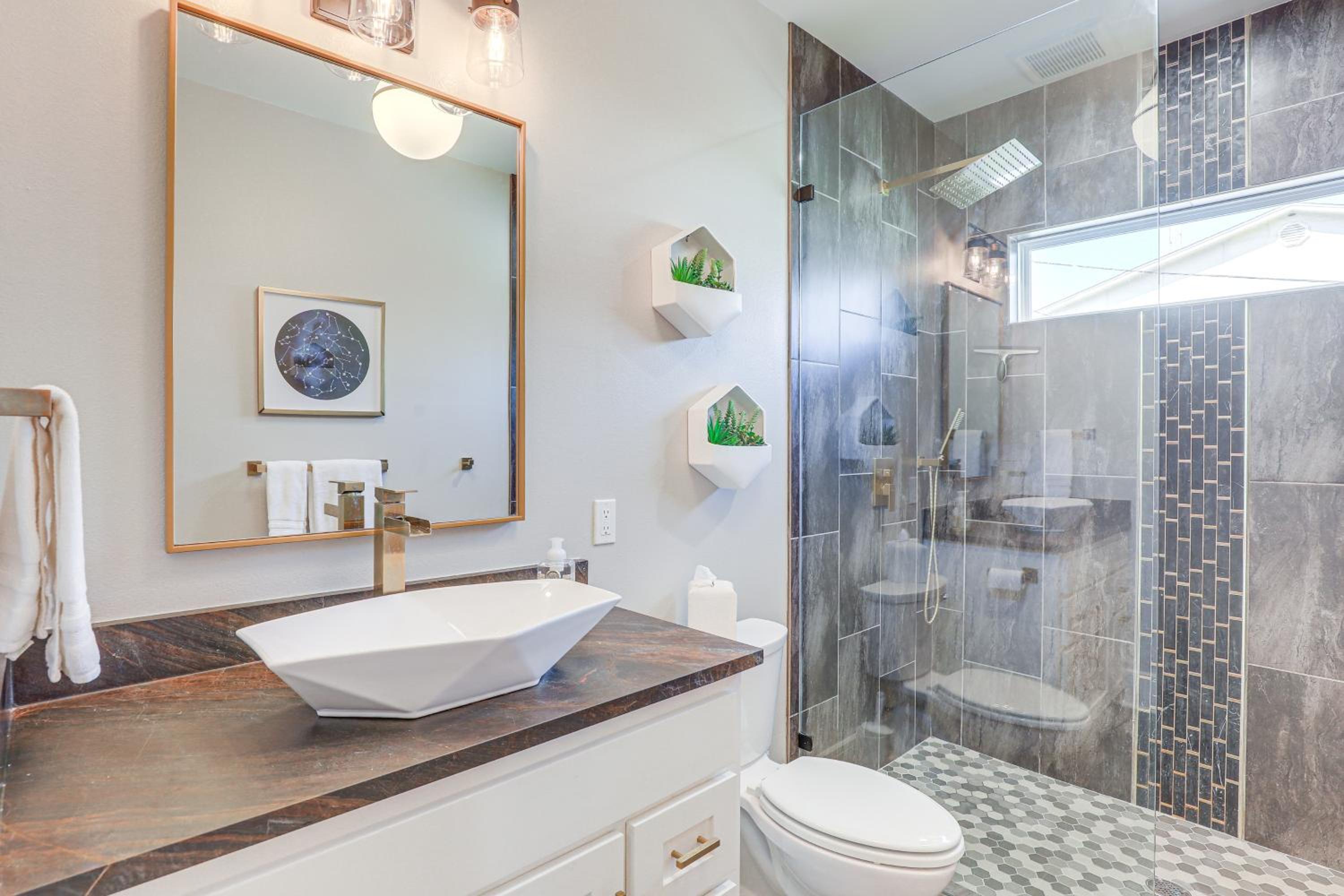 Walk to Shops and Winery! Stylish Dtwn Ovilla Home