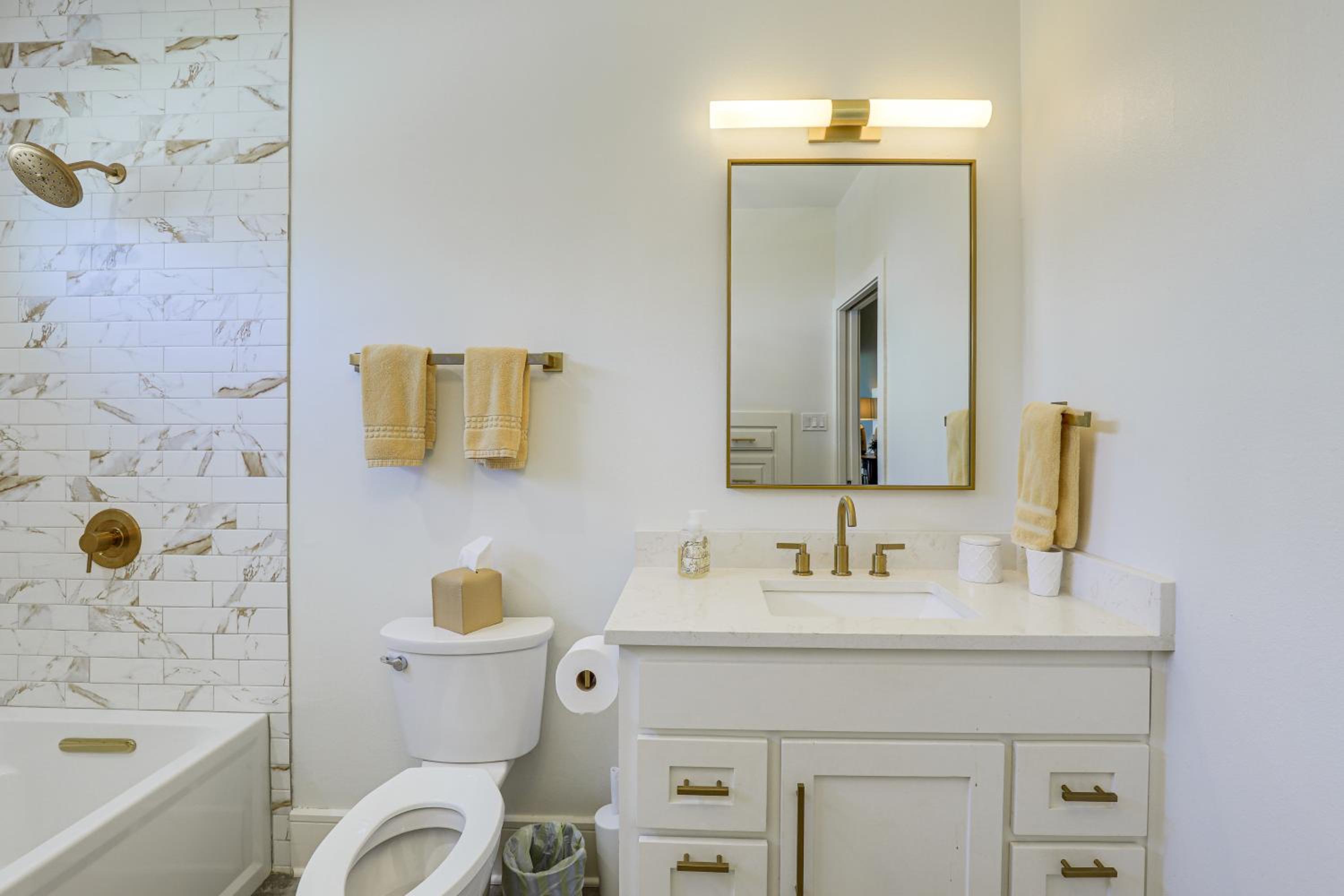 Walk to Shops and Winery! Stylish Dtwn Ovilla Home