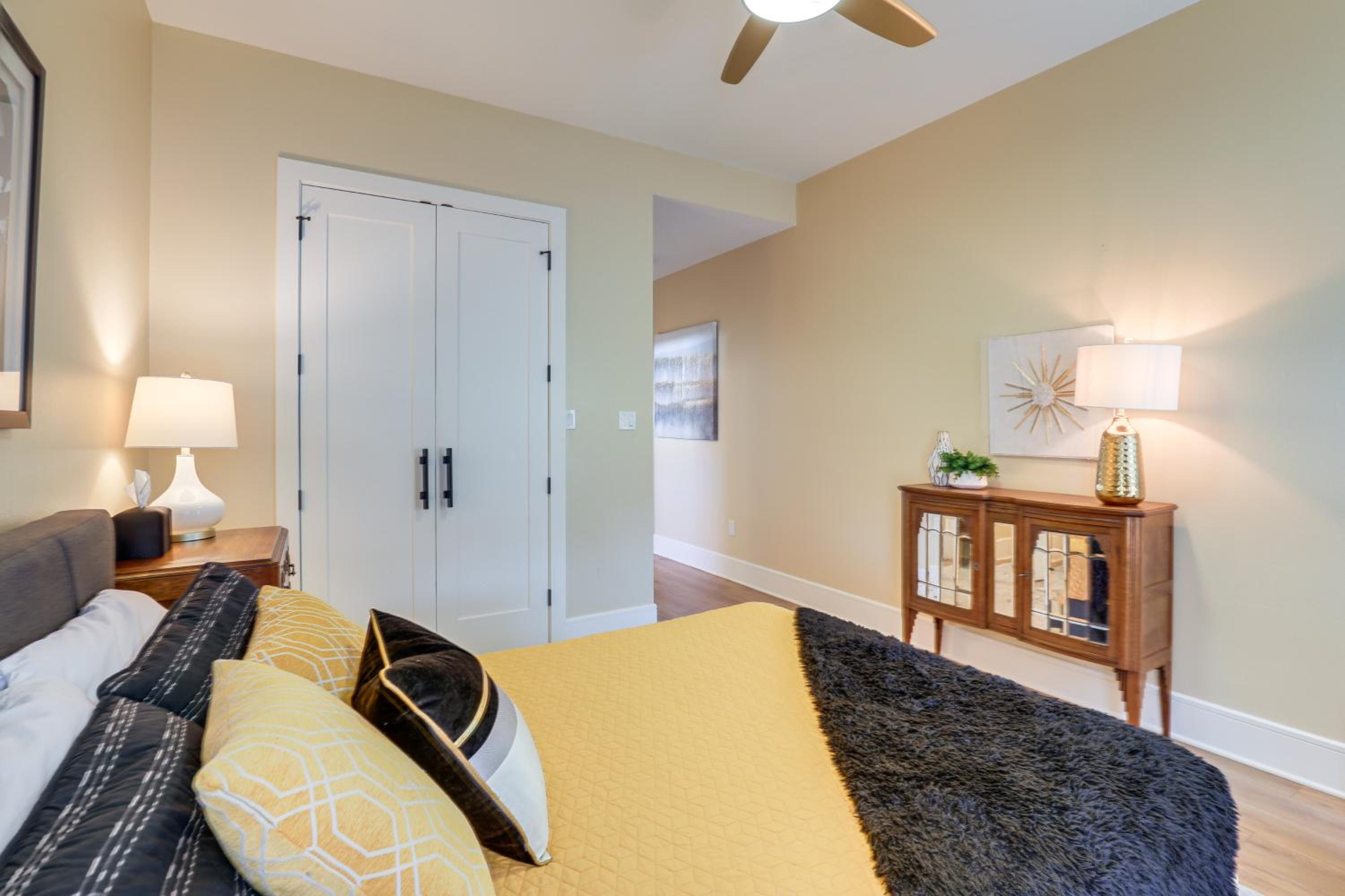 Walk to Shops and Winery! Stylish Dtwn Ovilla Home