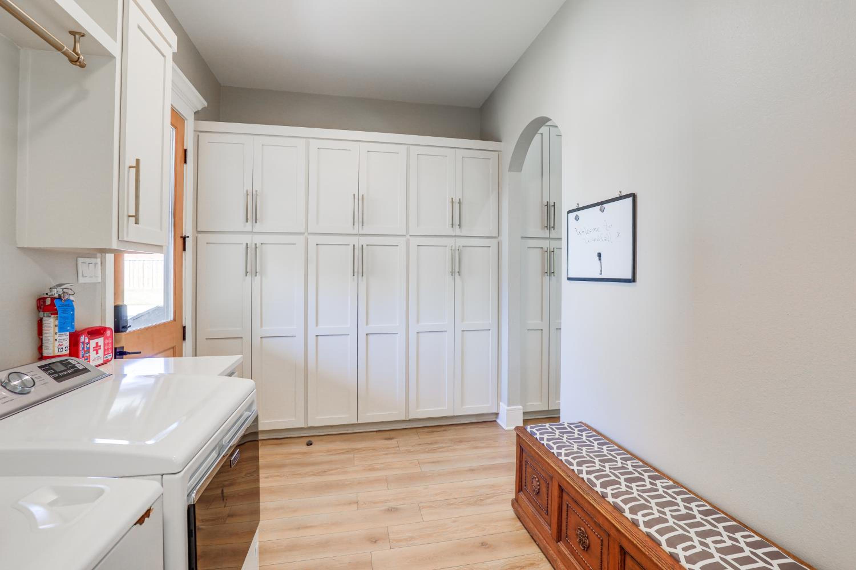 Walk to Shops and Winery! Stylish Dtwn Ovilla Home
