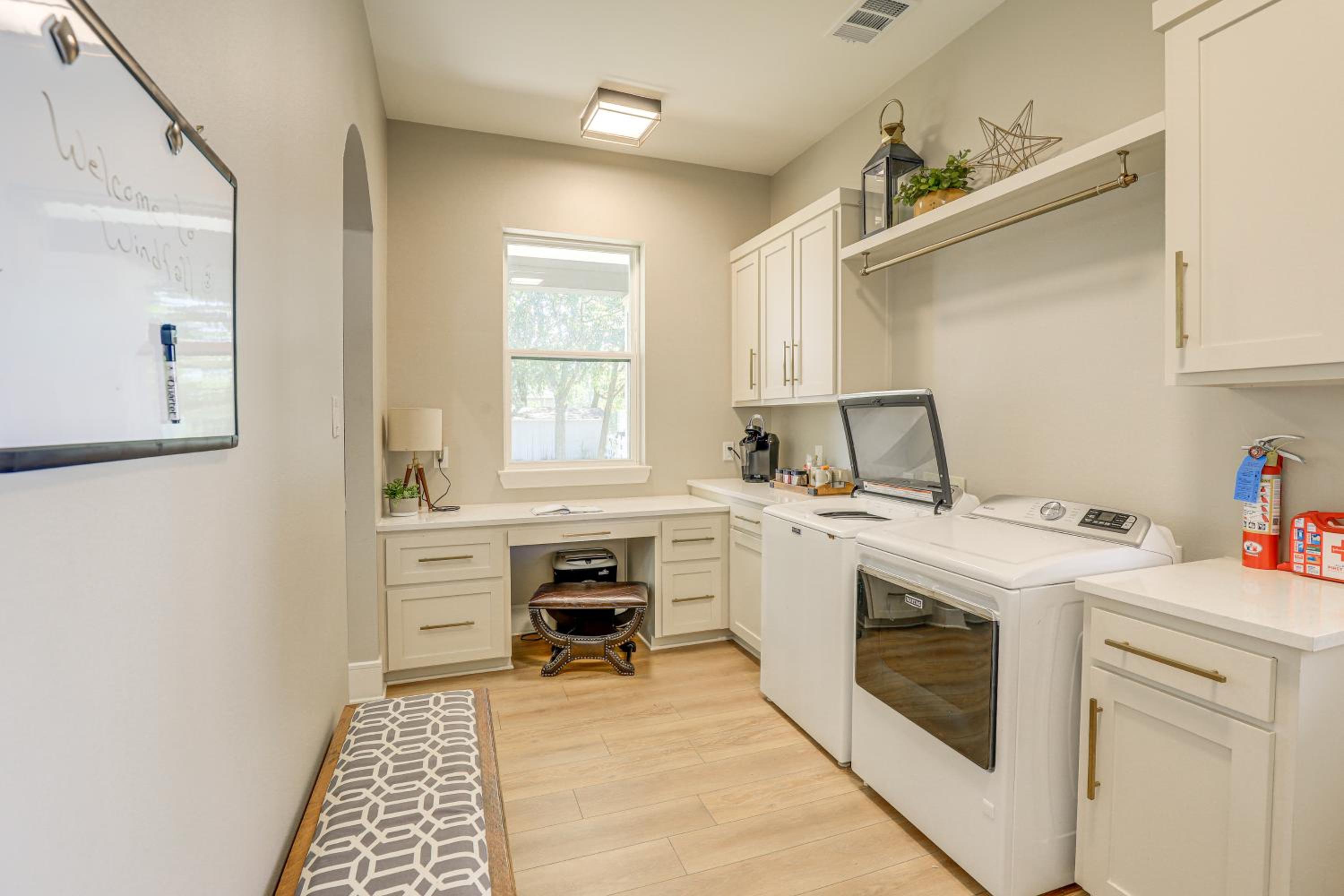 Walk to Shops and Winery! Stylish Dtwn Ovilla Home