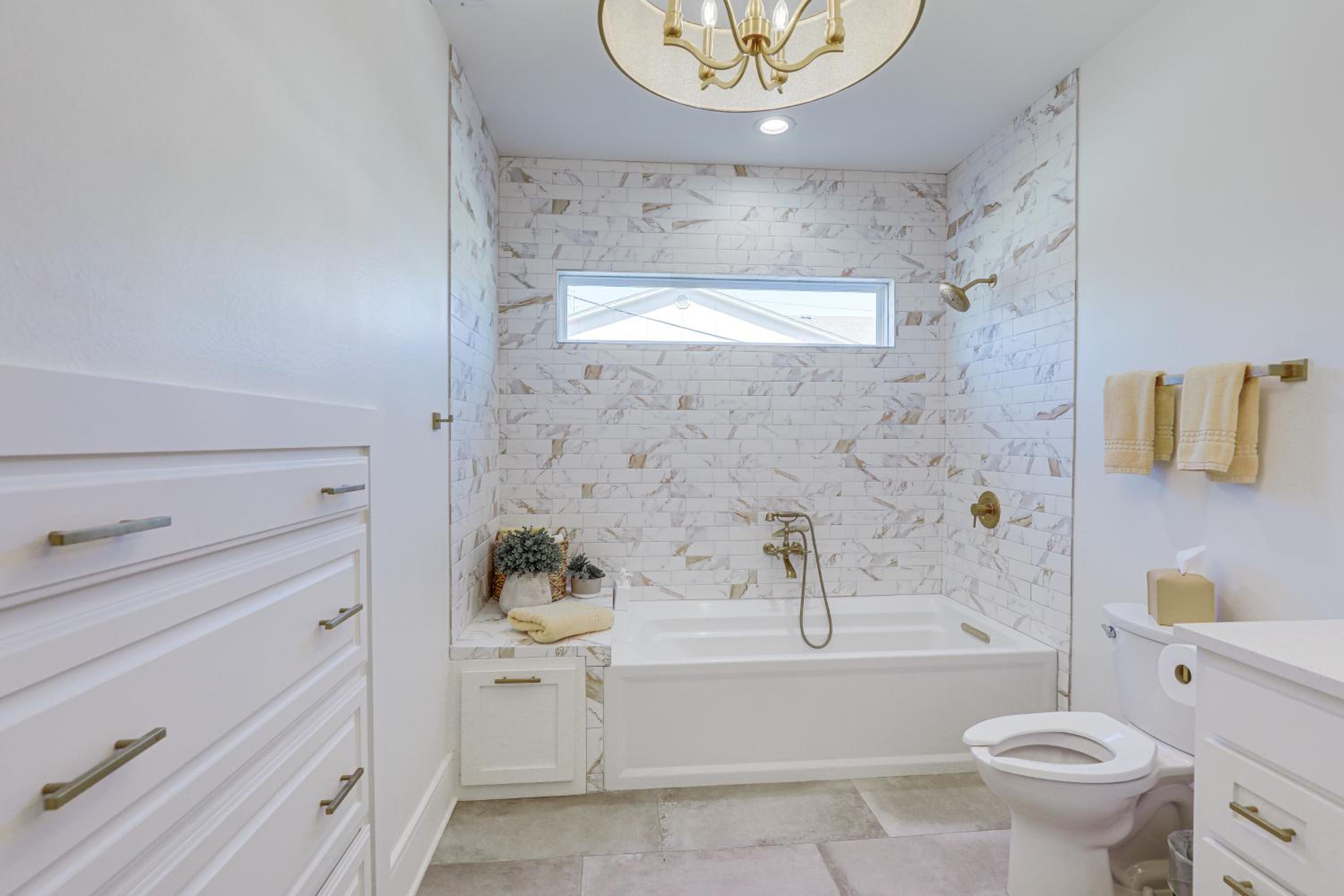 Walk to Shops and Winery! Stylish Dtwn Ovilla Home