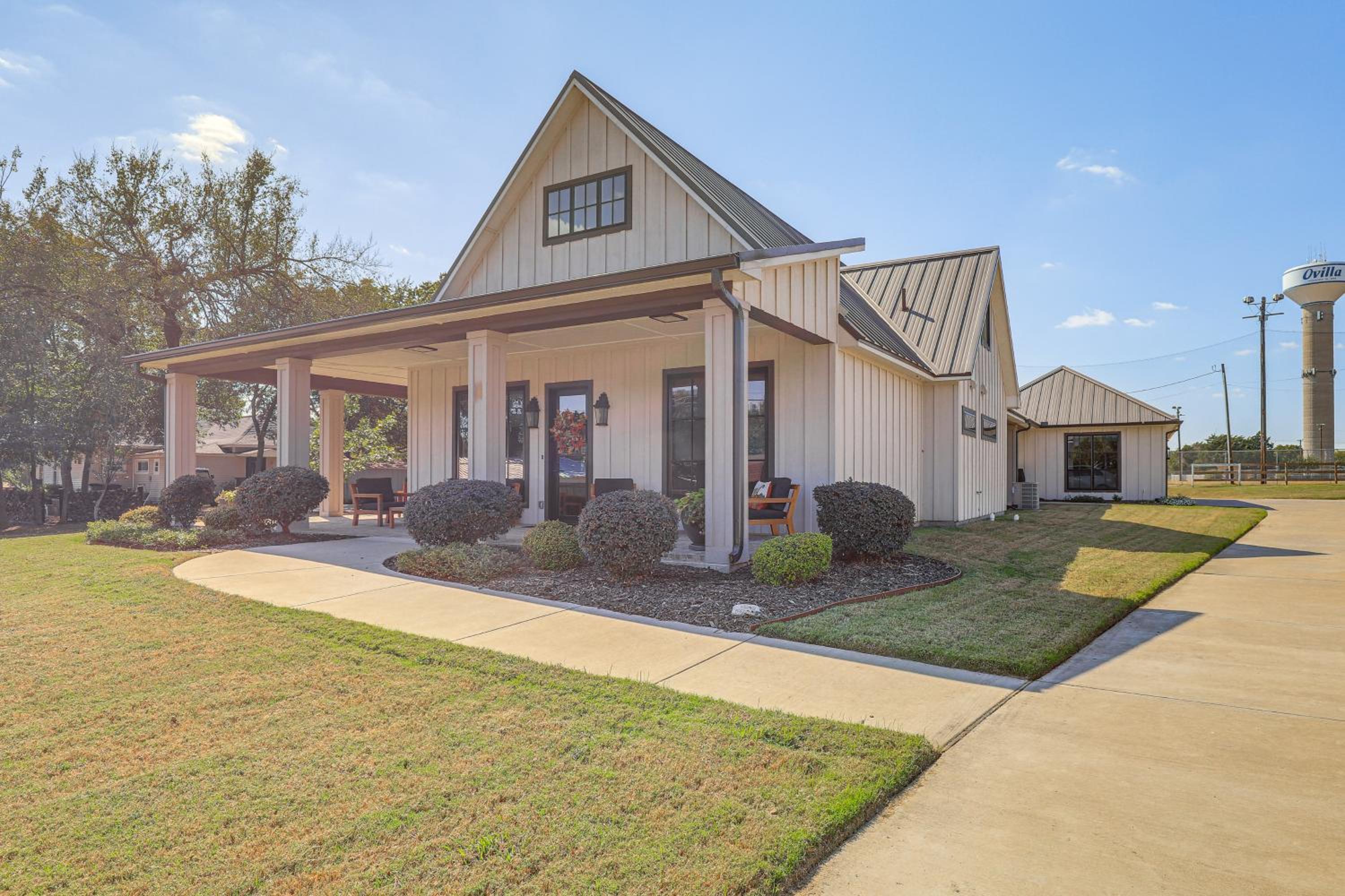 Walk to Shops and Winery! Stylish Dtwn Ovilla Home