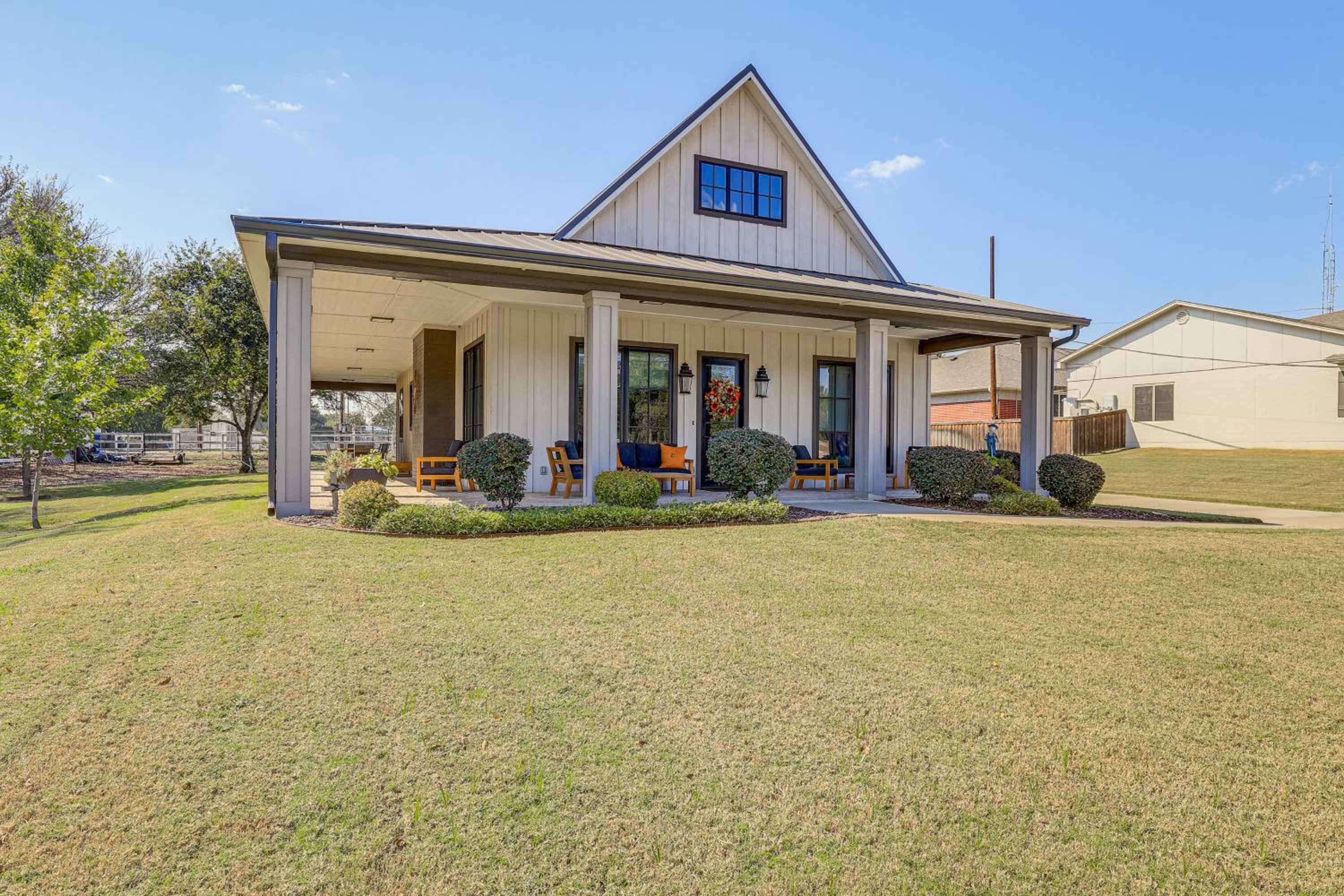 Walk to Shops and Winery! Stylish Dtwn Ovilla Home