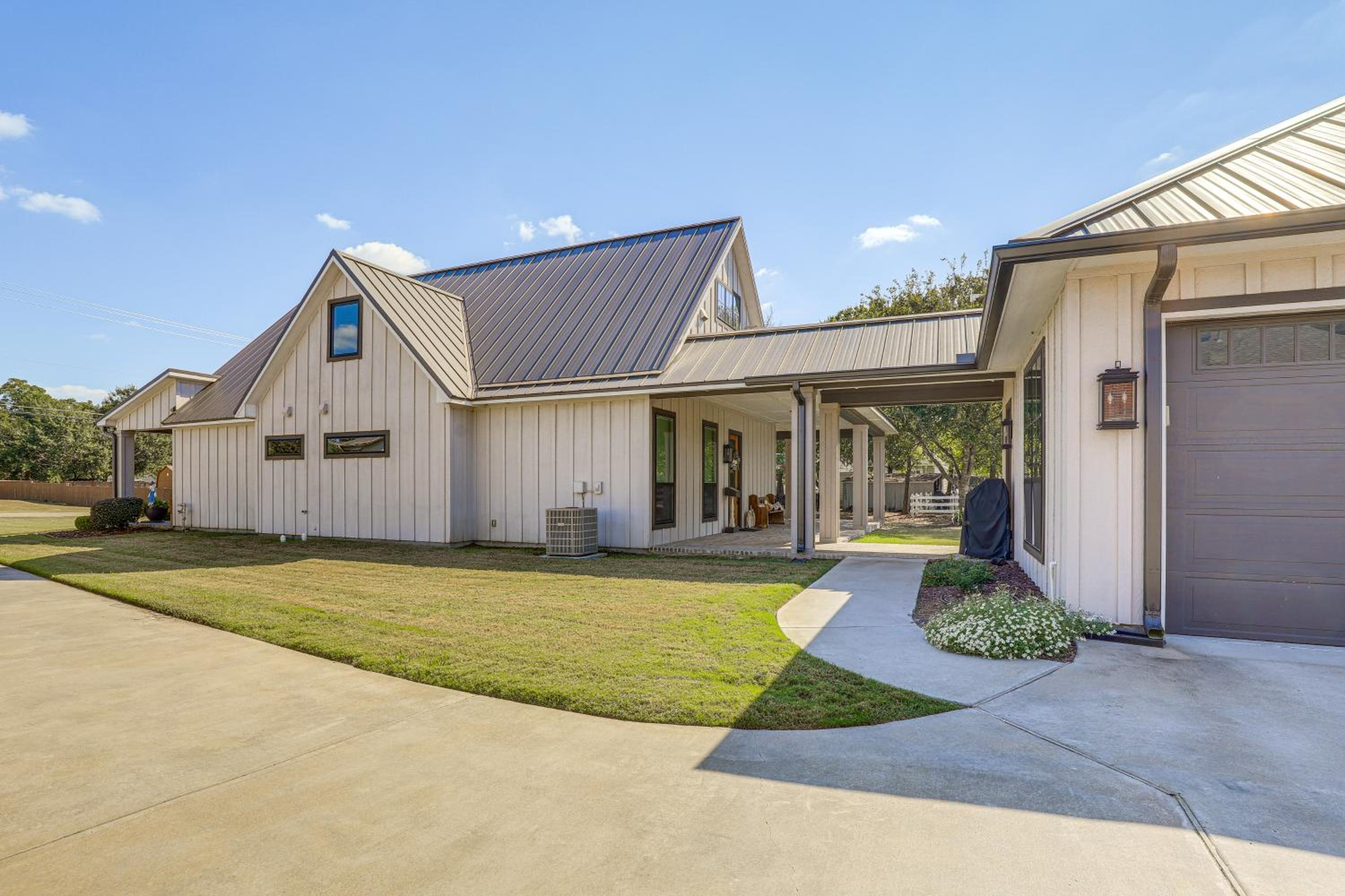 Walk to Shops and Winery! Stylish Dtwn Ovilla Home