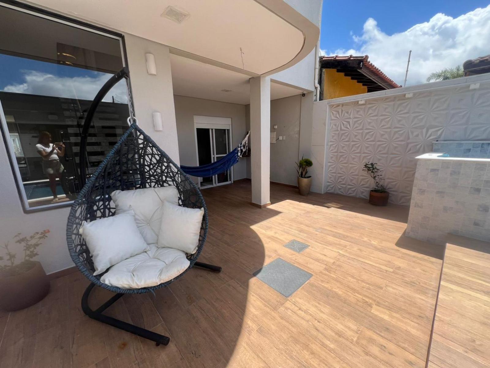 Pé na areia à 50m da Praia com Piscina, Churrasqueira, 5 quartos e 3 Vg de garagem,