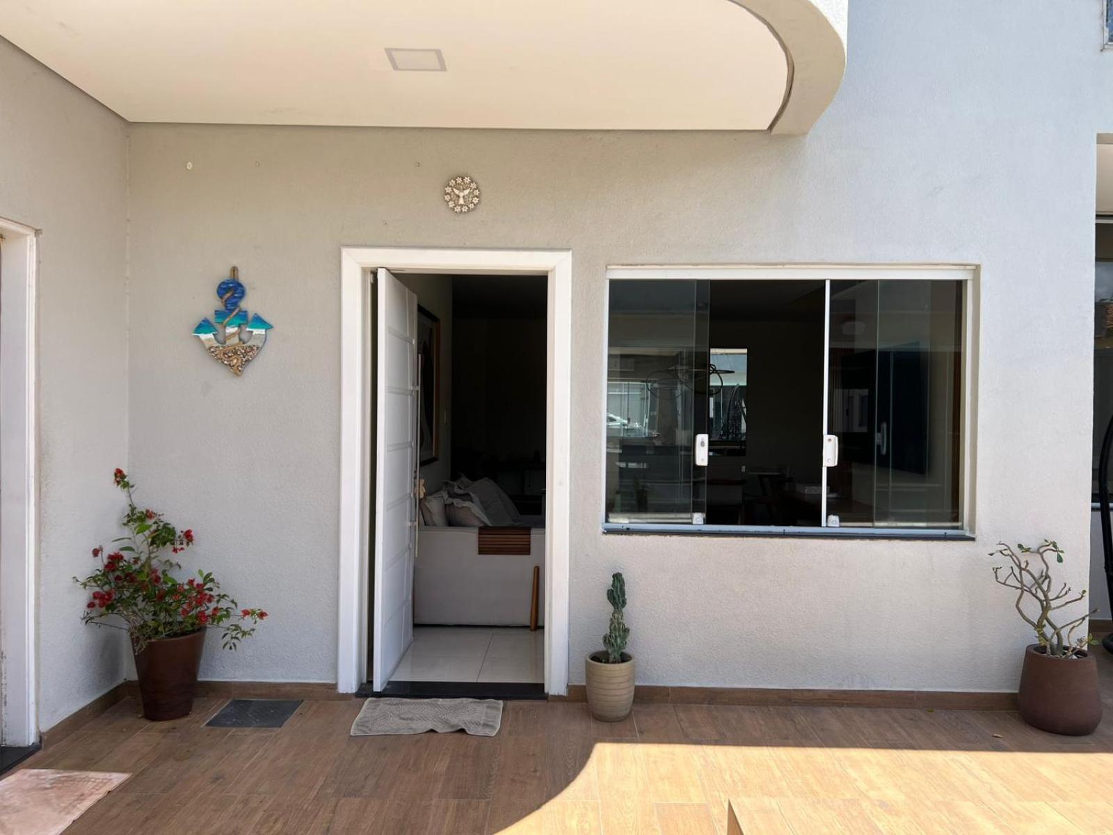 Pé na areia à 50m da Praia com Piscina, Churrasqueira, 5 quartos e 3 Vg de garagem,