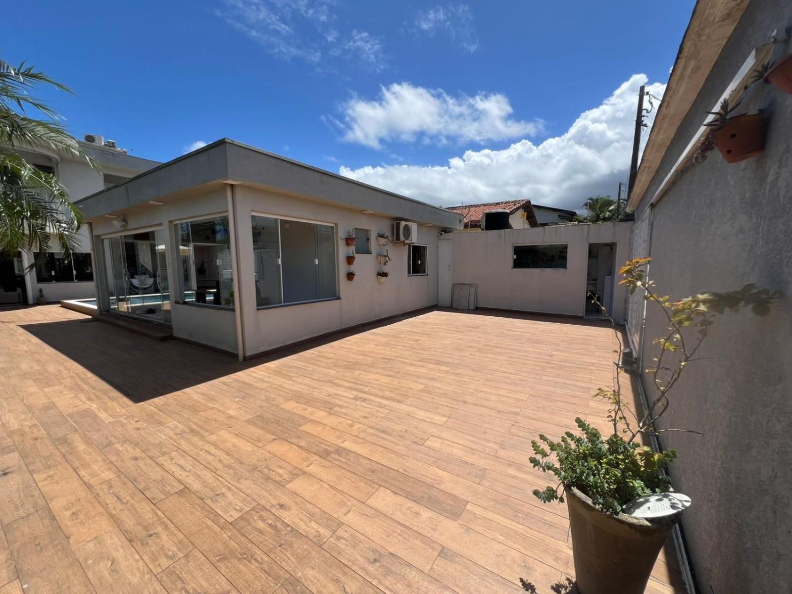 Pé na areia à 50m da Praia com Piscina, Churrasqueira, 5 quartos e 3 Vg de garagem,