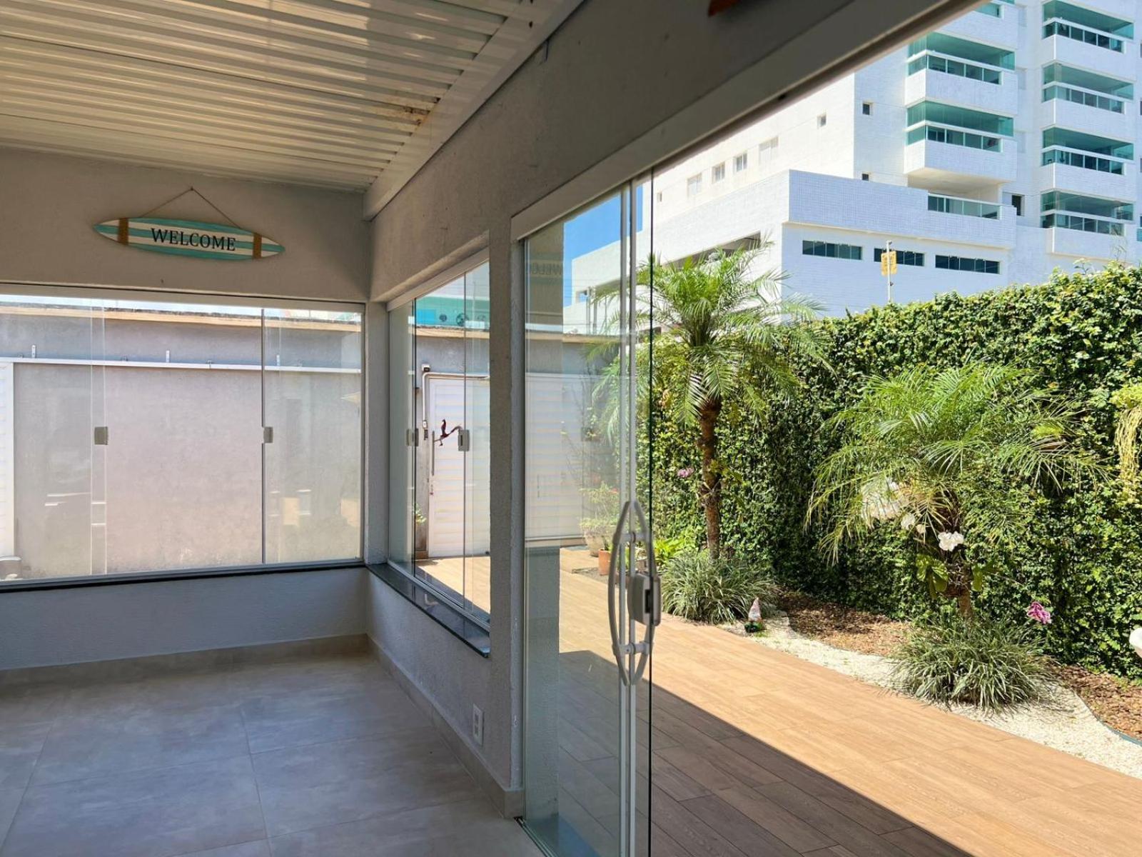 Pé na areia à 50m da Praia com Piscina, Churrasqueira, 5 quartos e 3 Vg de garagem,
