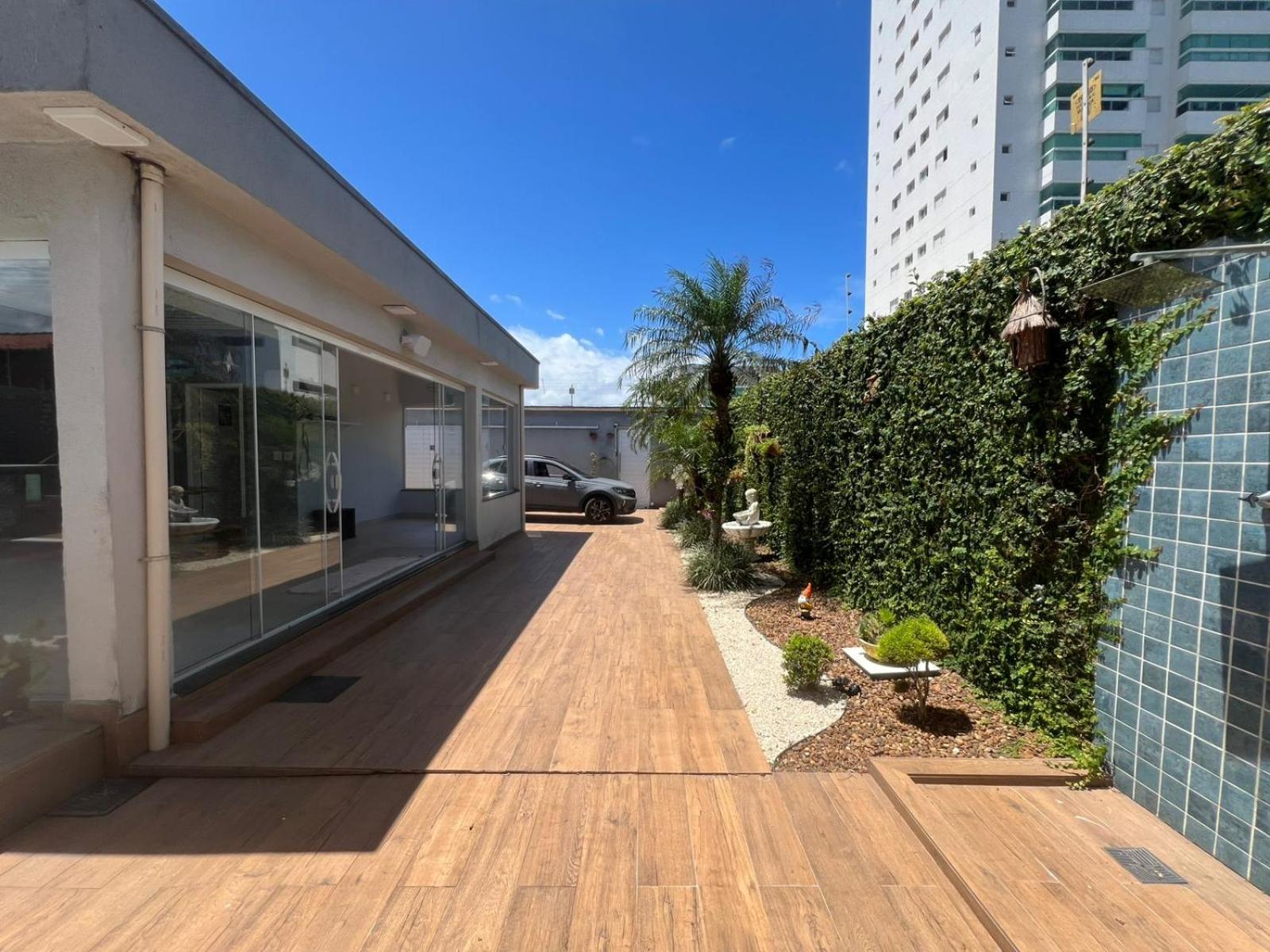 Pé na areia à 50m da Praia com Piscina, Churrasqueira, 5 quartos e 3 Vg de garagem,