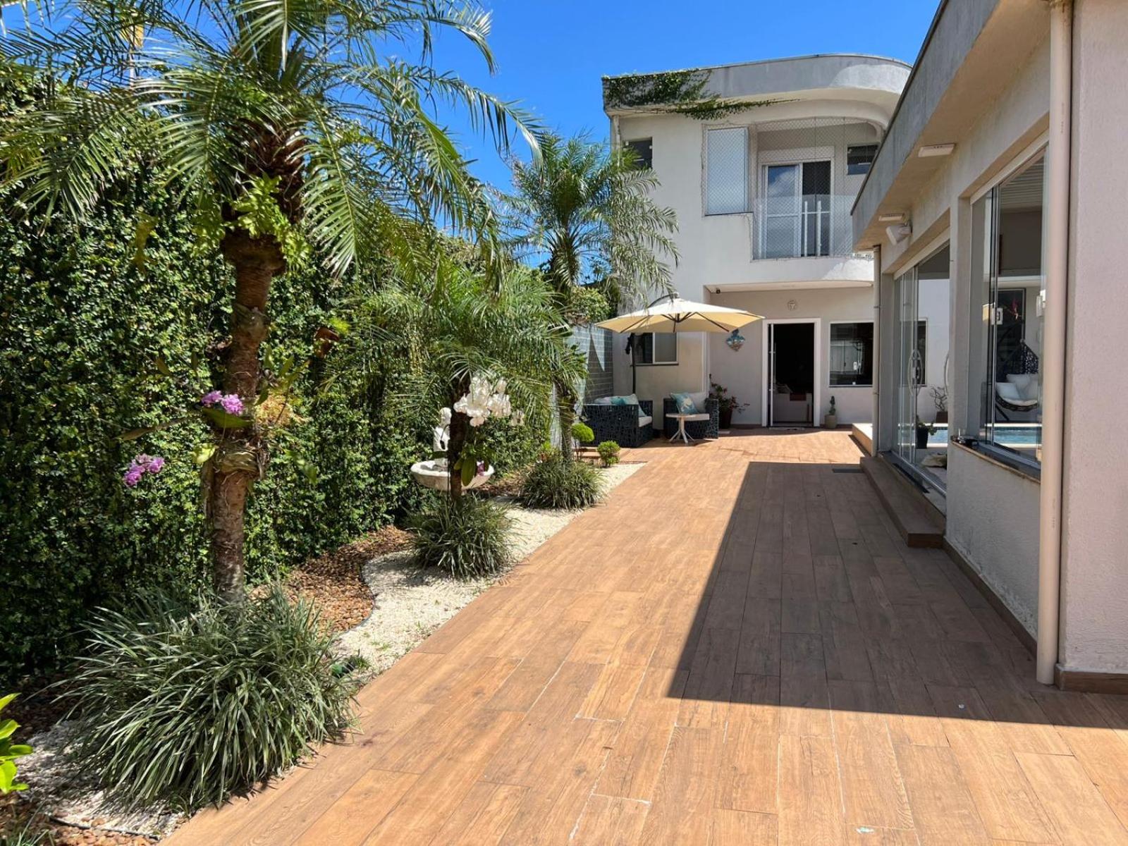 Pé na areia à 50m da Praia com Piscina, Churrasqueira, 5 quartos e 3 Vg de garagem,