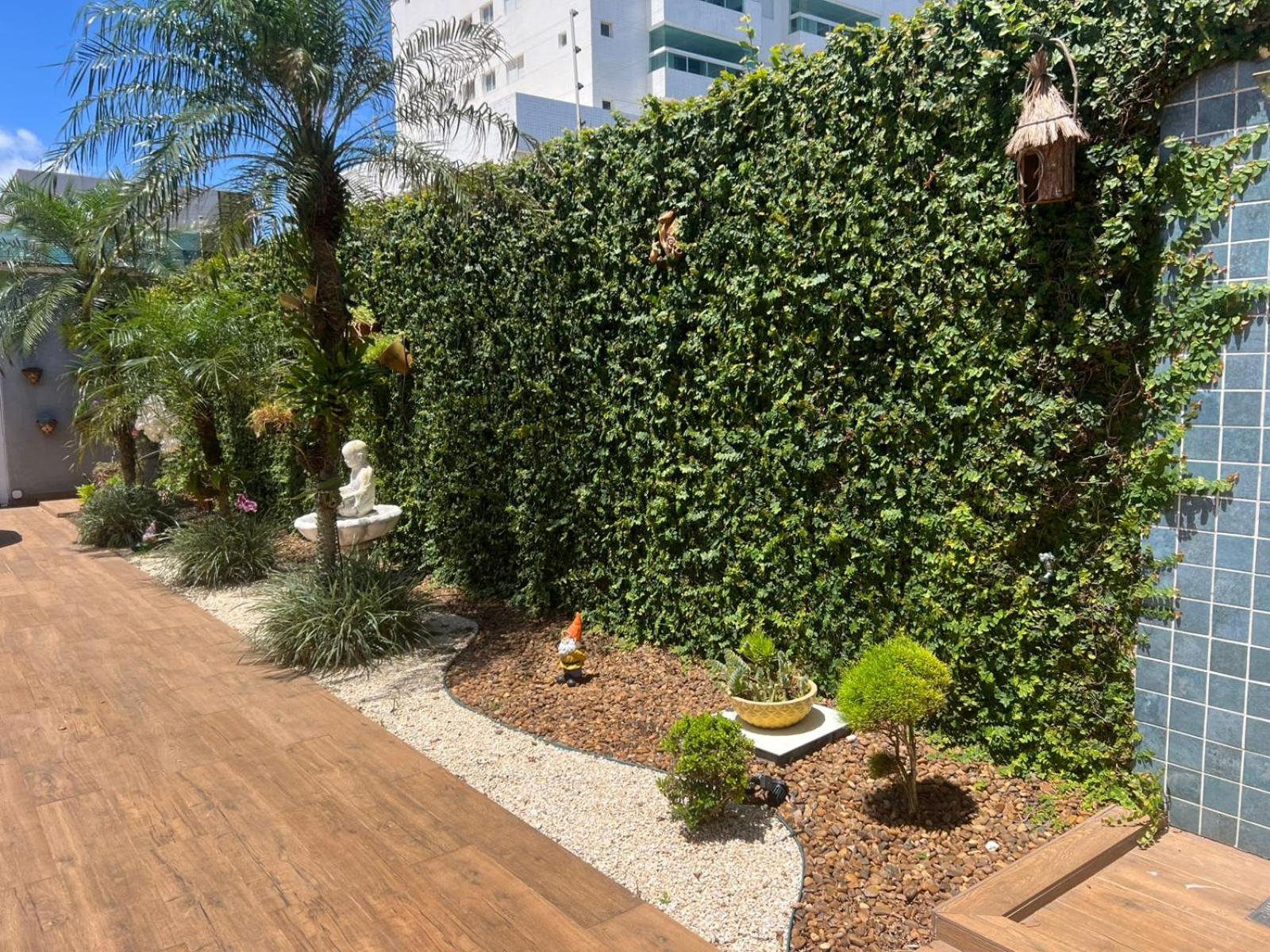 Pé na areia à 50m da Praia com Piscina, Churrasqueira, 5 quartos e 3 Vg de garagem,