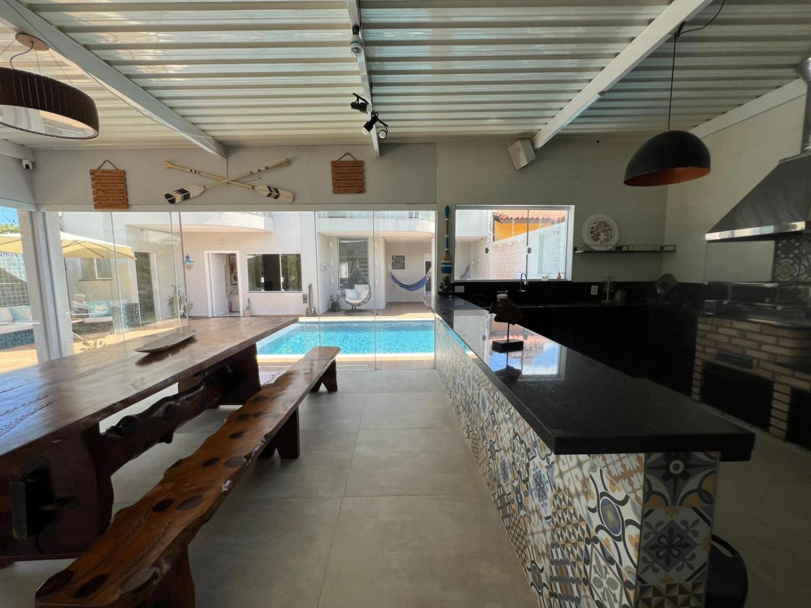 Pé na areia à 50m da Praia com Piscina, Churrasqueira, 5 quartos e 3 Vg de garagem,