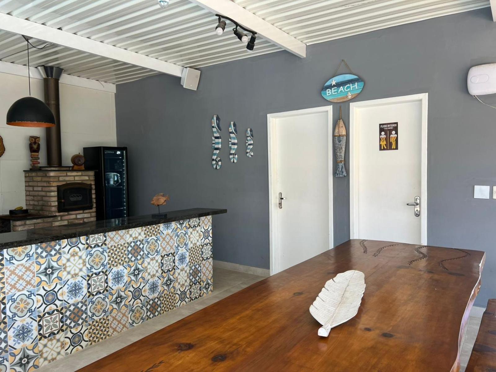 Pé na areia à 50m da Praia com Piscina, Churrasqueira, 5 quartos e 3 Vg de garagem,