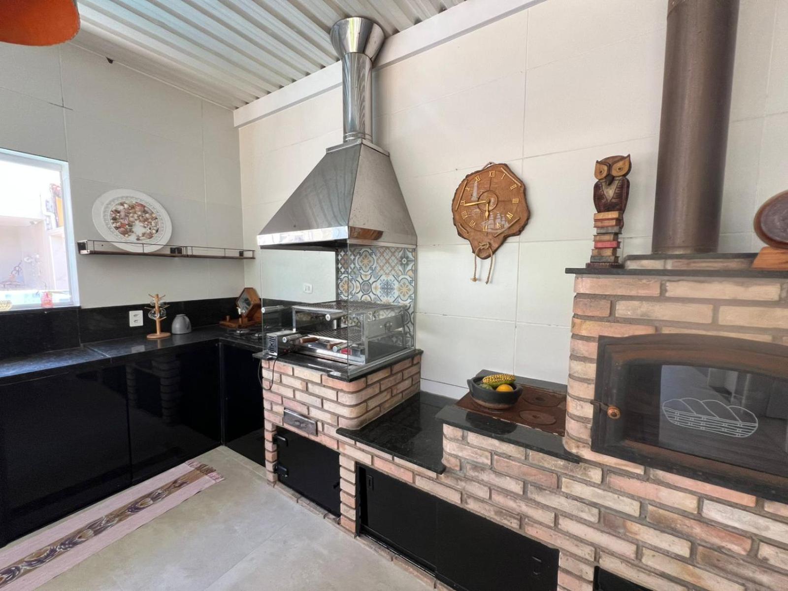 Pé na areia à 50m da Praia com Piscina, Churrasqueira, 5 quartos e 3 Vg de garagem,